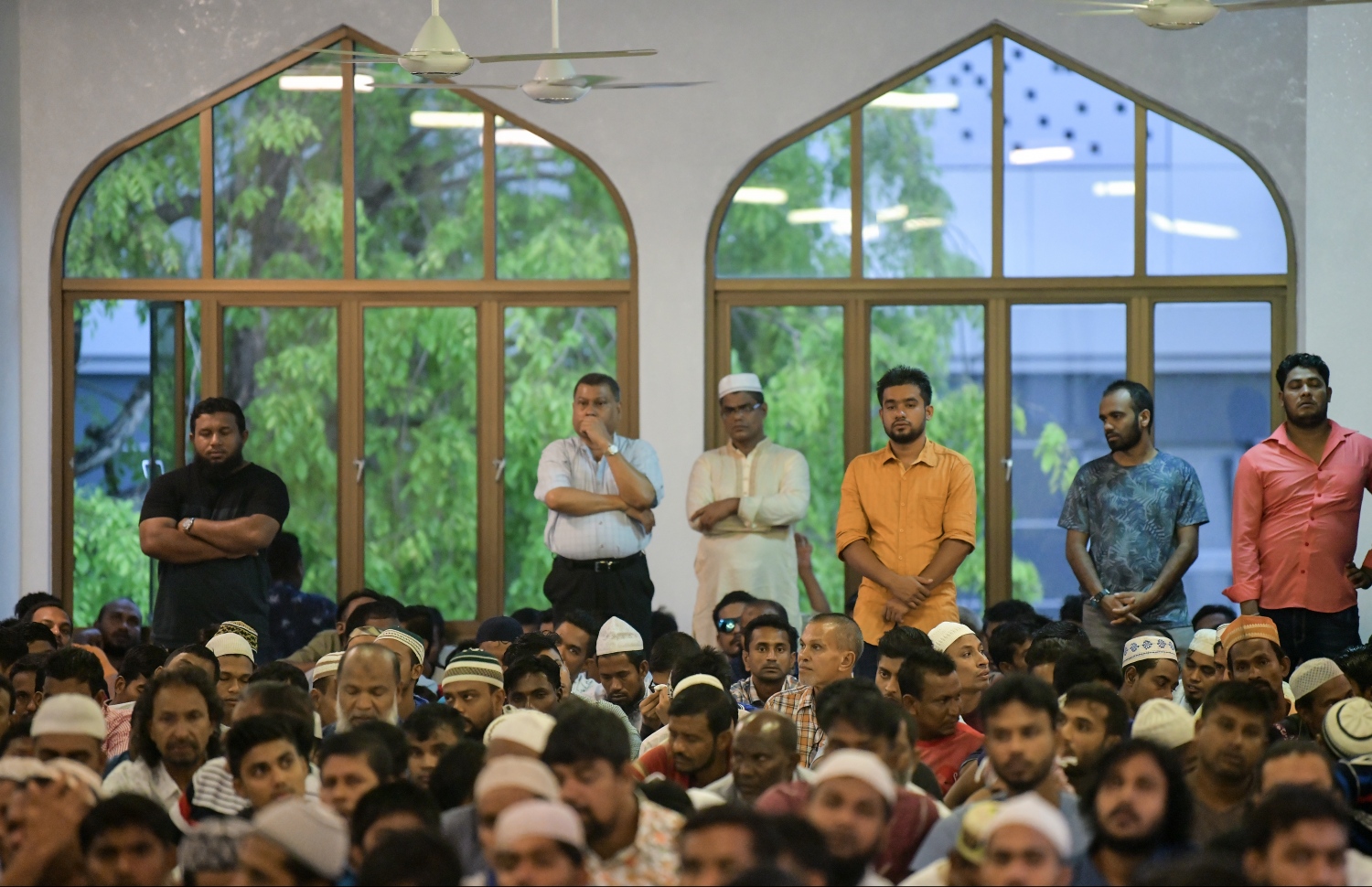 މާލެ: ޖޫން 4، 2019- ފިތުރު އީދު ނަމާދަށް އިސްލާމީ މަރުކަޒަށް ގޮސް ތިބި ބައެއް މީހުން މިސްކިތުގެ ތެރޭގައި އީދު ހުތުބާ އަޑުއަހަނީ.---.ފޮޓޯ: ހުސައިން ވަހީދު/މިހާރު