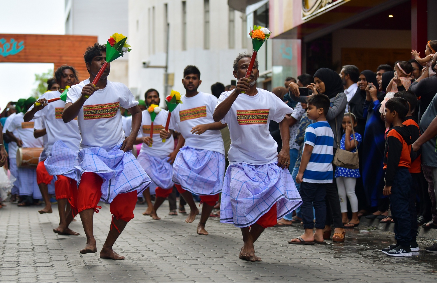 މާލެ: ޖޫން 4، 2019- މަޖީދީ މަގުގައި ކުރިއަށްދިޔަ ސަގާފީ ކުޅިވަރުތަކުގެ ބައެއް ބައިވެރިން ބޮޑުބެރު ލަވަޔަށް ނަށަނީ.---ފޮޓޯ: ހުސައިން ވަހީދު/މިހާރު