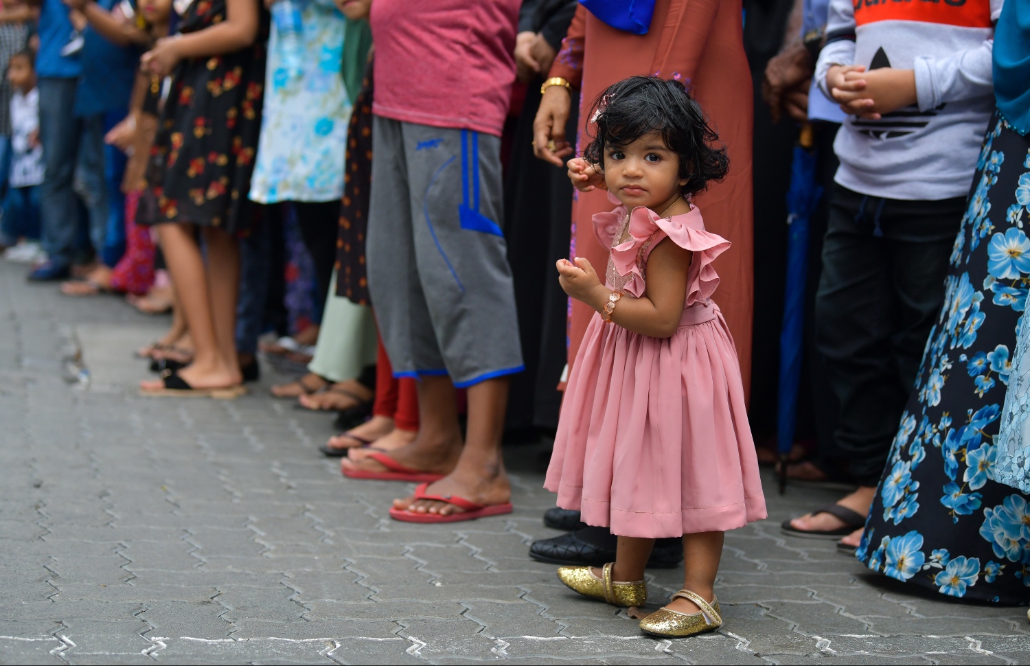 މާލެ: ޖޫން 4، 2019- މަޖީދީ މަގުގައި ކުރިއަށްދިޔަ ސަގާފީ ކުޅިވަރުތައް ބަލަން ގޮސްހުރި ކުޑަކުއްޖެއް މާލި ނެށުން ބަލަނީ.---ފޮޓޯ: ހުސައިން ވަހީދު/މިހާރު