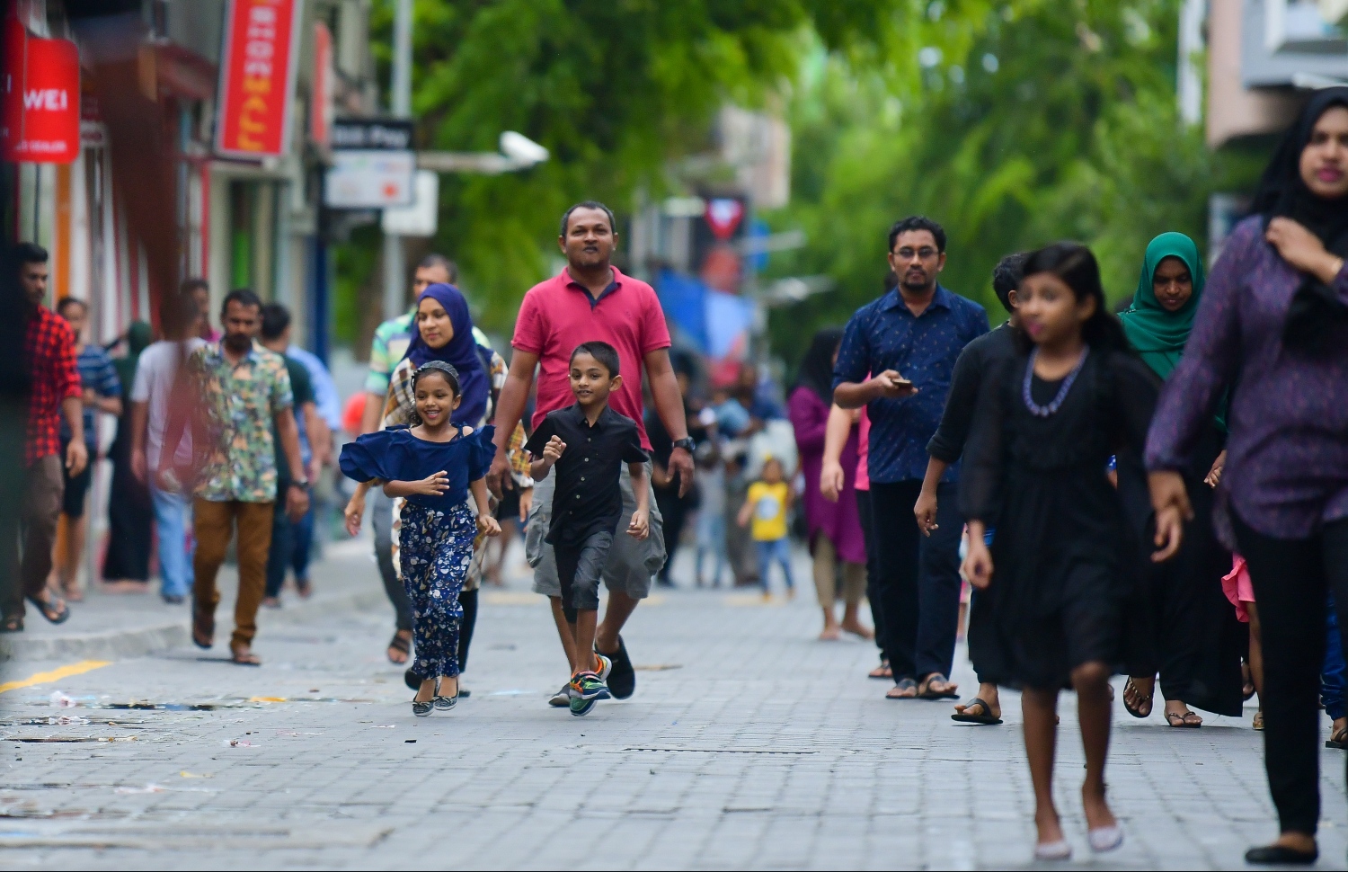 މާލެ: ޖޫން 4، 2019- މަޖީދީ މަގުގައި ކުރިއަށްދިޔަ ސަގާފީ ކުޅިވަރުތައް ބަލާލުމަށް ކުޑަކުދިންތަކެއް ދުވެފައި އަންނަނީ.---ފޮޓޯ: ހުސައިން ވަހީދު/މިހާރު