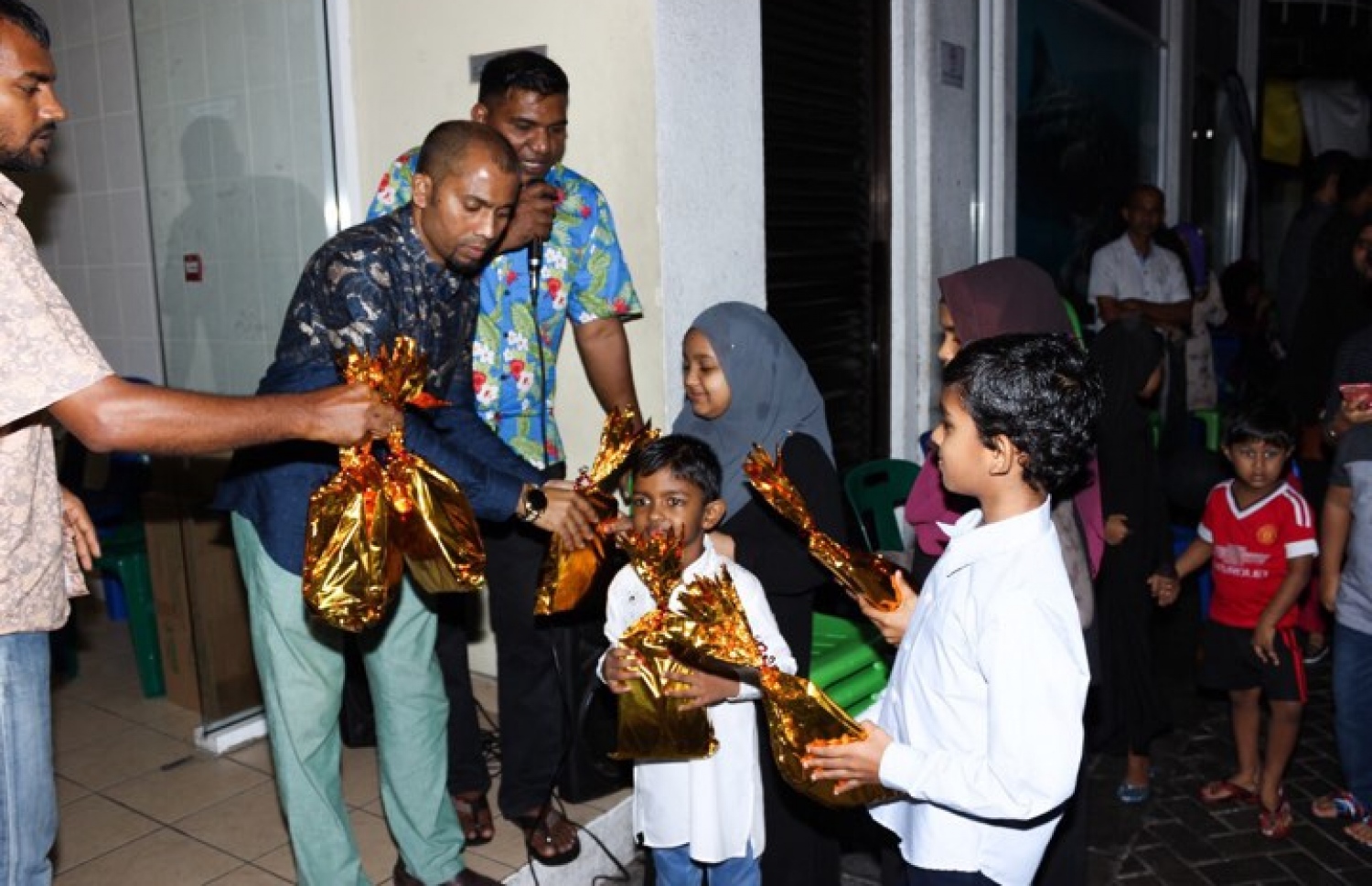 ގާކޮށި ފްލެޓުތަކުގައި ދިރިއުޅޭ ކުޑަކުދިންތަކަކަށް ހަދިޔާ ބަހަނީ.