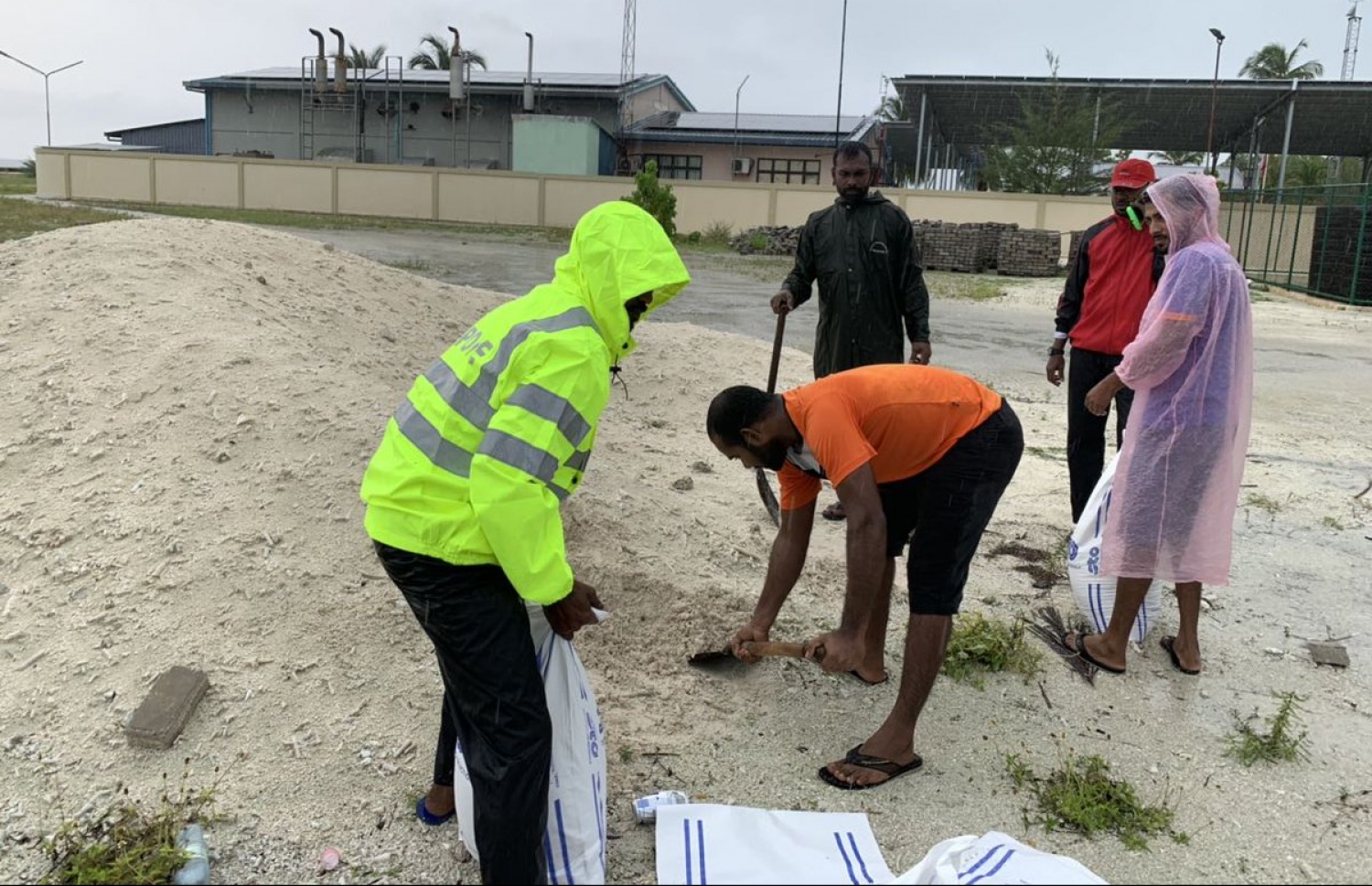 ހޯރަފުށީގައި ފެންބޮޑުވުމުން ވެލިބަސްތާ ޖެހުމުގެ މަސައްކަތް ކުރަނީ