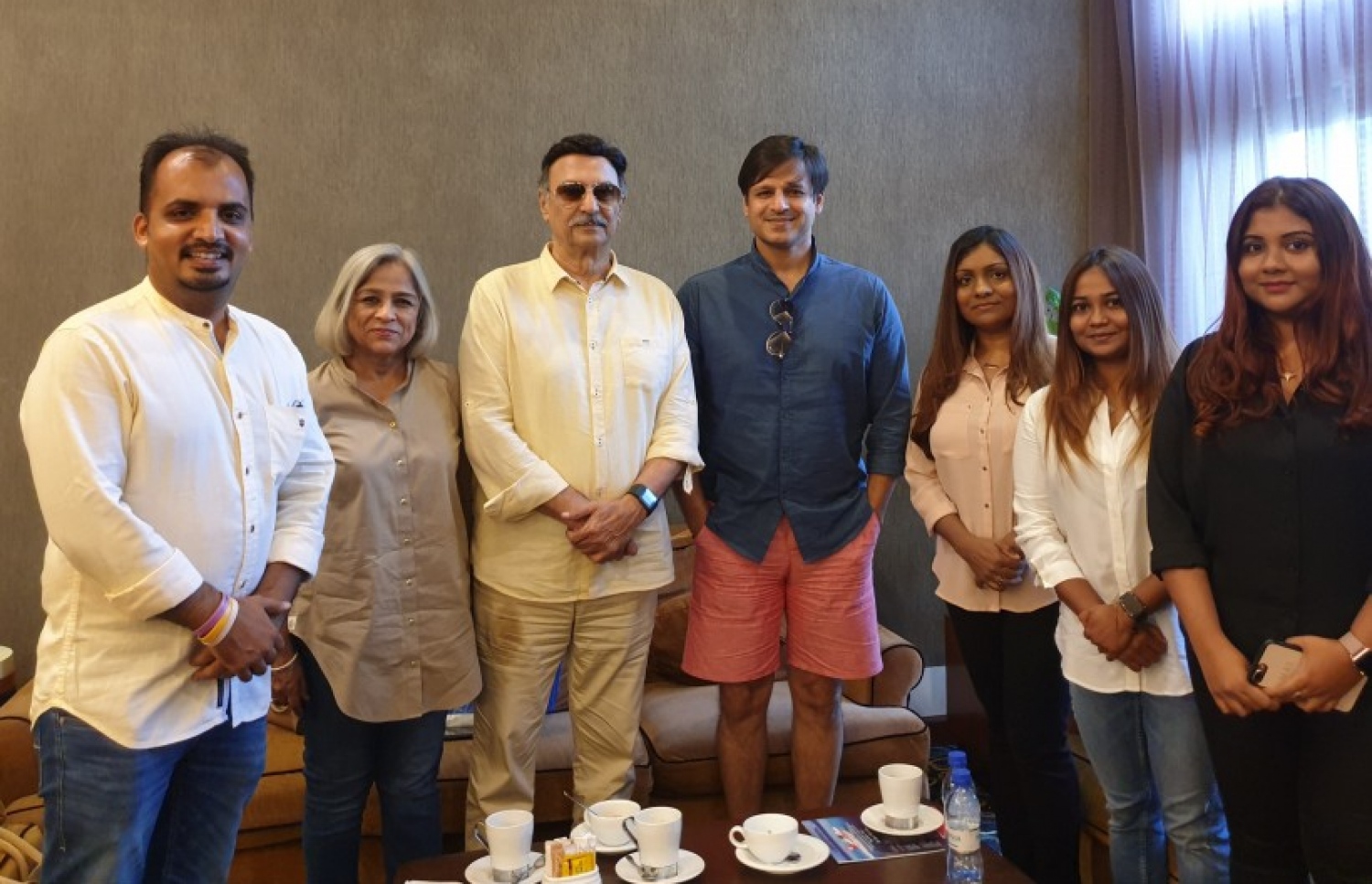 ވިވެކް އޮބެރޯއީ އަށް އެމްއެމްޕީއާރްސީން ވެލާނާ އިންޓަނޭޝަނަލް އެއާޕޯޓްގެ ވީއައިޕީގައި މަރުހަބާ ކިޔަނީ