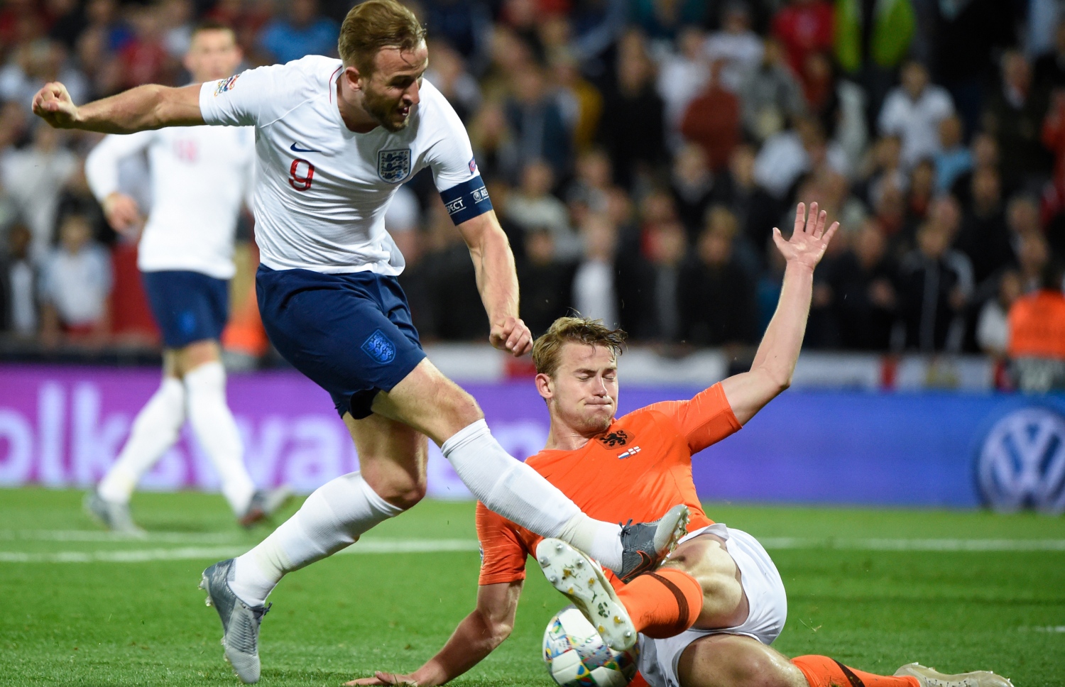 އިންގްލެންޑްގެ ކޭން (ވ) ފޮނުވާލާ ބޯޅަ ނެދަލެންޑްސްގެ ޑި ލީޓް ބްލޮކްކުރަނީ. -- ފޮޓޯ: އޭއެފްޕީ