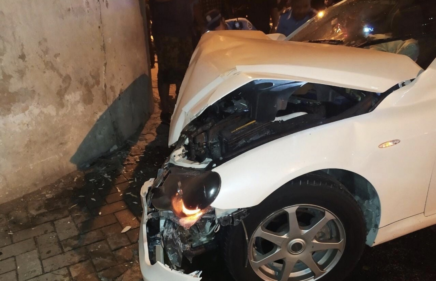 މެރިން ރިސާޗު ސެންޓަރުގެ ފާރަށް ރޭ ދަންވަރު އެރި ކާރުގެ ކުރީކޮޅު ފުނޑުފުނޑުވެފައި.---ފޮޓޯ: ޕޮލިސް