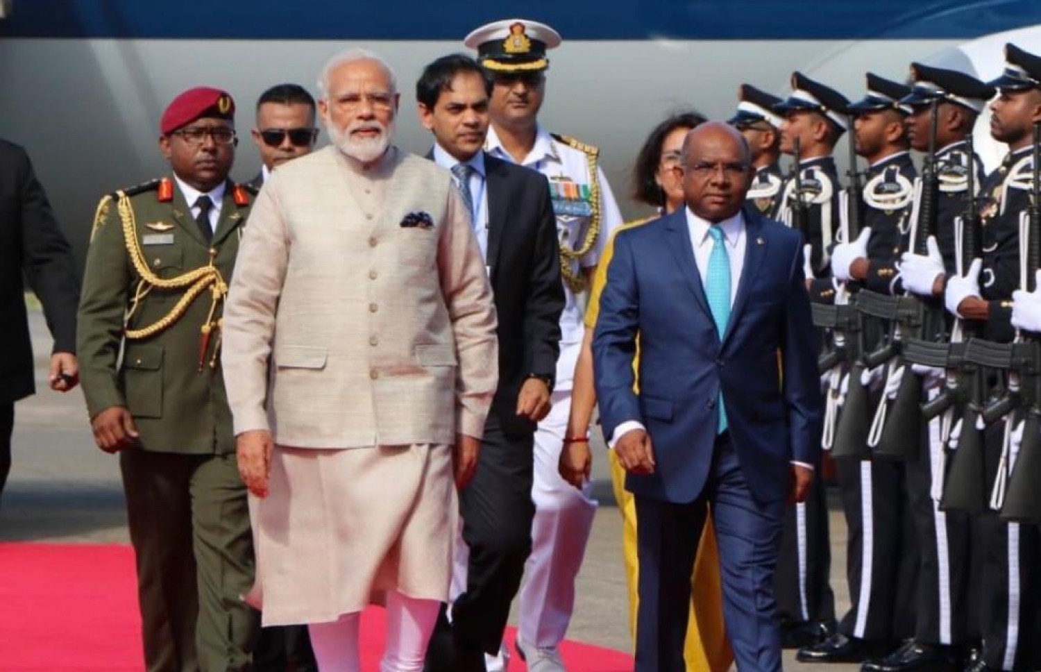 މާލެ: ޖޫން 8، 2019- އިންޑިއާގެ ބޮޑުވަޒީރު ނަރެންދުރަ މޯދީ ރަސްމީ ދަތުރުފުޅެއްގައި ރާއްޖެ ވަޑައިގަތުމުން ވެލާނާ އިންޓަނޭޝަނަލް އެއާޕޯޓުން ފޮރިން މިނިސްޓަރު އަބްދުﷲ ޝާހިދު މޯދީއަށް މަރުހަބާ ދެންނެވުމަށްފަހު ދެބޭފުޅުން ވީއައިޕީއަށް ވަޑައިގަންނަވަނީ.---ފޮޓޯ: ރައީސް އޮފީސް