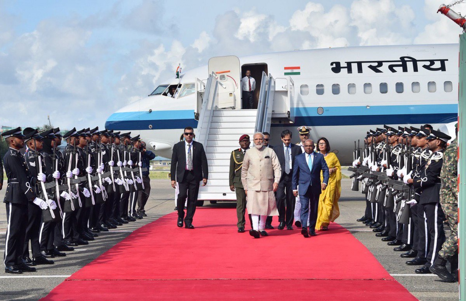 މާލެ: ޖޫން 8، 2019- އިންޑިއާގެ ބޮޑުވަޒީރު ނަރެންދުރަ މޯދީ ރަސްމީ ދަތުރުފުޅެއްގައި ރާއްޖެ ވަޑައިގަތުމުން ވެލާނާ އިންޓަނޭޝަނަލް އެއާޕޯޓުން ފޮރިން މިނިސްޓަރު އަބްދުﷲ ޝާހިދު މޯދީއަށް މަރުހަބާ ދެންނެވުމަށްފަހު ދެބޭފުޅުން ވީއައިޕީއަށް ވަޑައިގަންނަވަނީ.---ފޮޓޯ: ރައީސް އޮފީސް