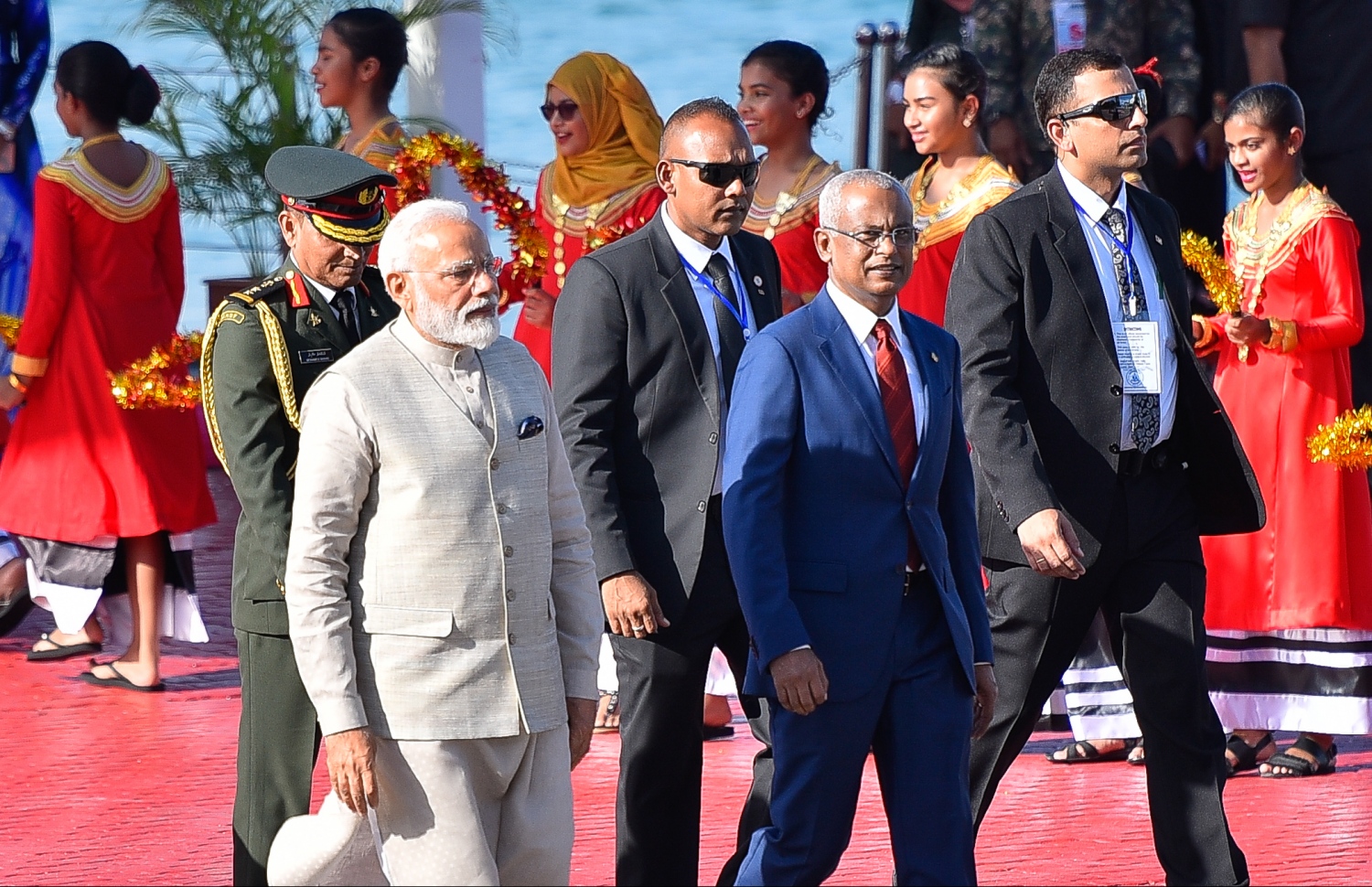 މާލެ: ޖޫން 8، 2019- އިންޑިއާގެ ބޮޑުވަޒީރު ނަރެންދުރަ މޯދީ ރަސްމީ ދަތުރުފުޅެއްގައި ރާއްޖެ ވަޑައިގަތުމަށްފަހު މާލެއަށް ފައިބާވަޑައިގެން ރައީސް އިބްރާޙިމް މުހައްމަދު ސޯލިހާއެކު ޖުމްހޫރީ މައިދާނަށް ވަޑައިގަންނަަވަނީ.---ފޮޓޯ: ހުސައިން ވަހީދު/މިހާރު