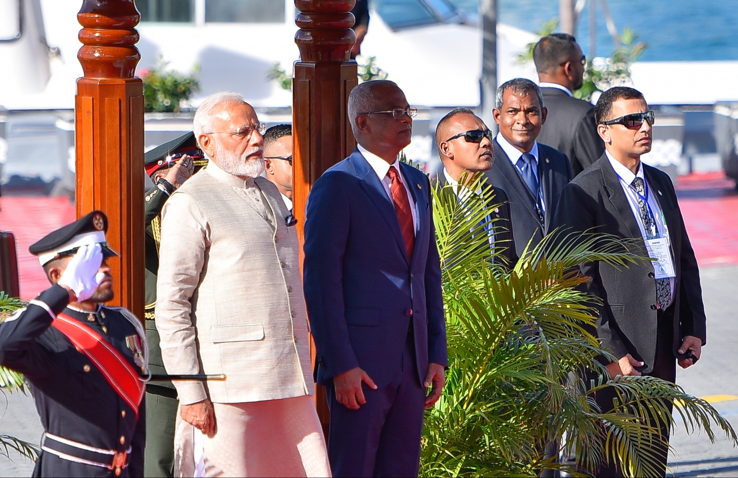 މާލެ: ޖޫން 8، 2019- އިންޑިއާގެ ބޮޑުވަޒީރު ނަރެންދުރަ މޯދީ ރަސްމީ ދަތުރުފުޅެއްގައި ރާއްޖެ ވަޑައިގަތުމަށްފަހު މާލެއަށް ފައިބާވަޑައިގެން ރައީސް އިބްރާޙިމް މުހައްމަދު ސޯލިހާއެކު ޖުމްހޫރީ މައިދާނަށް ވަޑައިގެންނެވުމުން، މޯދީއަށް ރަސްމީ އިއްޒަތުގައި މަރުހަބާ ދަންނަވަނީ.---ފޮޓޯ: ހުސައިން ވަހީދު/މިހާރު