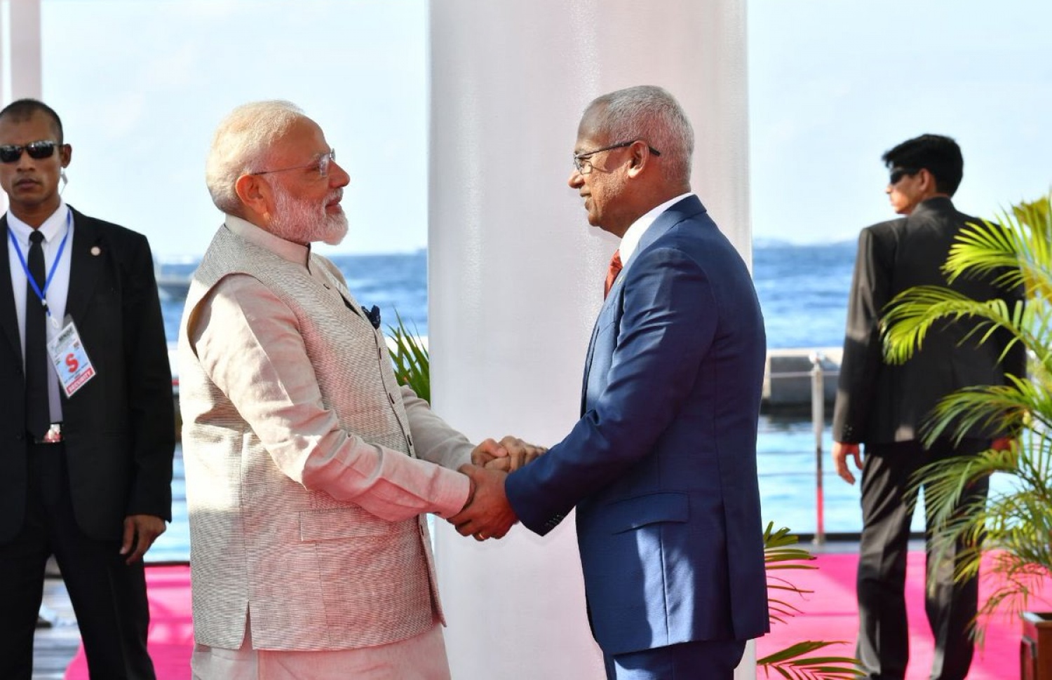 މާލެ: ޖޫން 8، 2019- އިންޑިއާގެ ބޮޑުވަޒީރު ނަރެންދުރަ މޯދީ ރަސްމީ ދަތުރުފުޅެއްގައި ރާއްޖެ ވަޑައިގަތުމަށްފަހު މާލެ ވަޑައިގަތުމުން ރަސްމީ ފާލަމުން ރައީސް އިބްރާޙިމް މުހައްމަދު ސޯލިހް މޯދީއަށް މަރުހަބާ ދަންނަވަނީ.---ފޮޓޯ: ރައީސް އޮފީސް