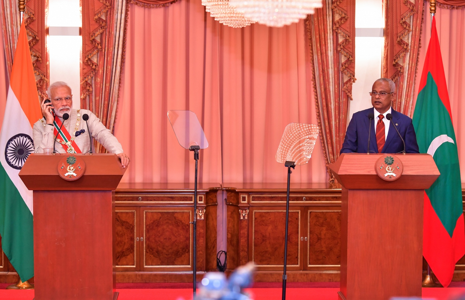 މާލެ: ޖޫން 8، 2019- އިންޑިއާގެ ބޮޑުވަޒީރު ނަރެންދުރަ މޯދީ ރަސްމީ ދަތުރުފުޅެއްގައި ރާއްޖެ ވަޑައިގަތުމަށްފަހު ރައީސް އިބްރާހިމް މުހައްމަދު ސޯލިހާއެކު ނޫސްވެރިންނަށް ބަޔާން ދެއްވަނީ---ފޮޓޯ: ނިޝާން އަލީ/މިހާރު