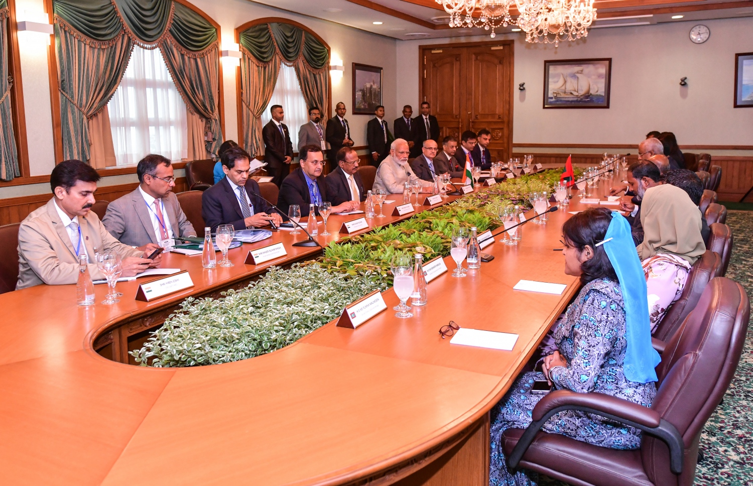 މާލެ: ޖޫން 8، 2019- އިންޑިއާގެ ބޮޑުވަޒީރު ނަރެންދުރަ މޯދީ ރަސްމީ ދަތުރުފުޅެއްގައި ރާއްޖެ ވަޑައިގަތުމަށްފަހު ރައީސް އޮފީހުގައި ދެ ގައުމުގެ ރަސްމީ މަޝްވަރާކުރައްވަނީ---ފޮޓޯ: ނިޝާން އަލީ/މިހާރު