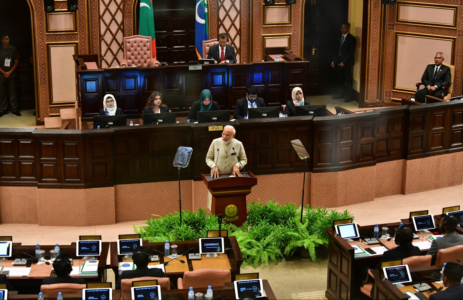 މާލެ: ޖޫން 8، 2019- އިންޑިއާގެ ބޮޑުވަޒީރު ނަރެންދުރަ މޯދީ ރަސްމީ ދަތުރުފުޅެއްގައި ރާއްޖެ ވަޑައިގަތުމަށްފަހު ރައްޔިތުންގެ މަޖިލީހަށް ވަޑައިގެން މަޖިލީހުގައި ތަގުރީރުކުރައްވަނީ.---ފޮޓޯ: ހުސައިން ވަހީދު/މިހާރު