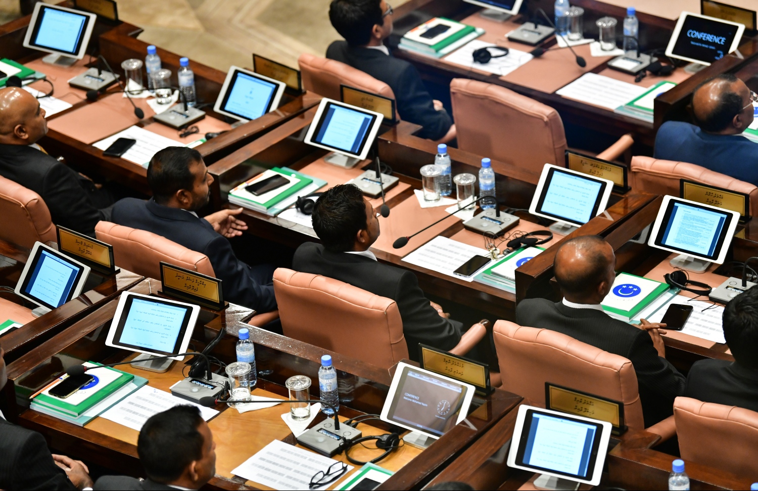 މާލެ: ޖޫން 8، 2019- އިންޑިއާގެ ބޮޑުވަޒީރު ނަރެންދުރަ މޯދީ ރަސްމީ ދަތުރުފުޅެއްގައި ރާއްޖެ ވަޑައިގަތުމަށްފަހު ބައިވެރިވެވަޑައިގެންނެވި ރައްޔިތުންގެ މަޖިލީހުގެ ޖަލްސާގައި މަޖިލީހުގެ ރައީސް މުހައްމަދު ނަޝީދު ވާހަކަދައްކަވާއިރު މަޖިލީހުގެ މެމްބަރުން އަޑުއައްސަވަނީ.---ފޮޓޯ: ހުސައިން ވަހީދު/މިހާރު