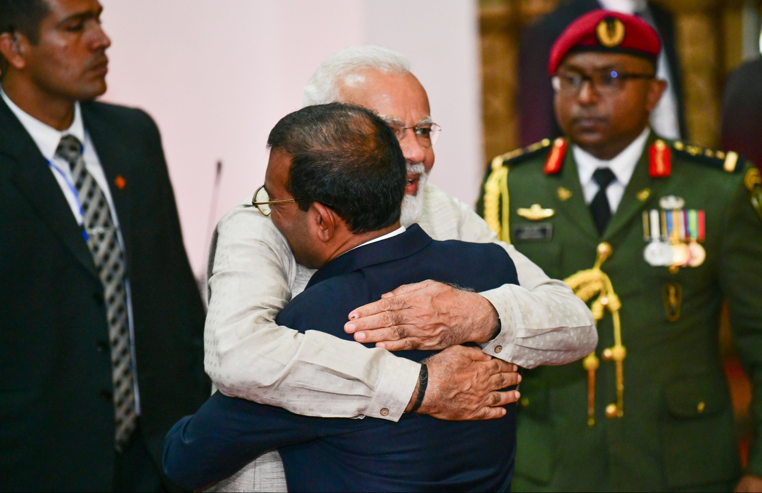 މާލެ: ޖޫން 8، 2019- އިންޑިއާގެ ބޮޑުވަޒީރު ނަރެންދުރަ މޯދީ ރަސްމީ ދަތުރުފުޅެއްގައި ރާއްޖެ ވަޑައިގަތުމަށްފަހު  ރައްޔިތުންގެ މަޖިލީހަށް ވަޑައިގަތުމުން މަޖިލީހުގެ ރައީސް މުހައްމަދު ނަޝީދު މޯދީއަށް މަރުހަބާ ދަންނަވާ ސަލާމްކުރައްވަނީ.---ފޮޓޯ: ހުސައިން ވަހީދު/މިހާރު