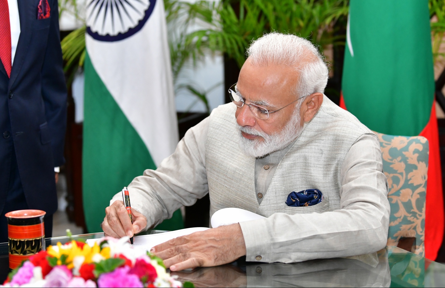 މާލެ: ޖޫން 8، 2019- އިންޑިއާގެ ބޮޑުވަޒީރު ނަރެންދުރަ މޯދީ ރަސްމީ ދަތުރުފުޅެއްގައި ރާއްޖެ ވަޑައިގަތުމަށްފަހު  ރައްޔިތުންގެ މަޖިލީހަށް ވަޑައިގެން މެހެމާނުންގެ ފޮތުގައި ސޮއިކުރައްވަނީ.---ފޮޓޯ: ހުސައިން ވަހީދު/މިހާރު