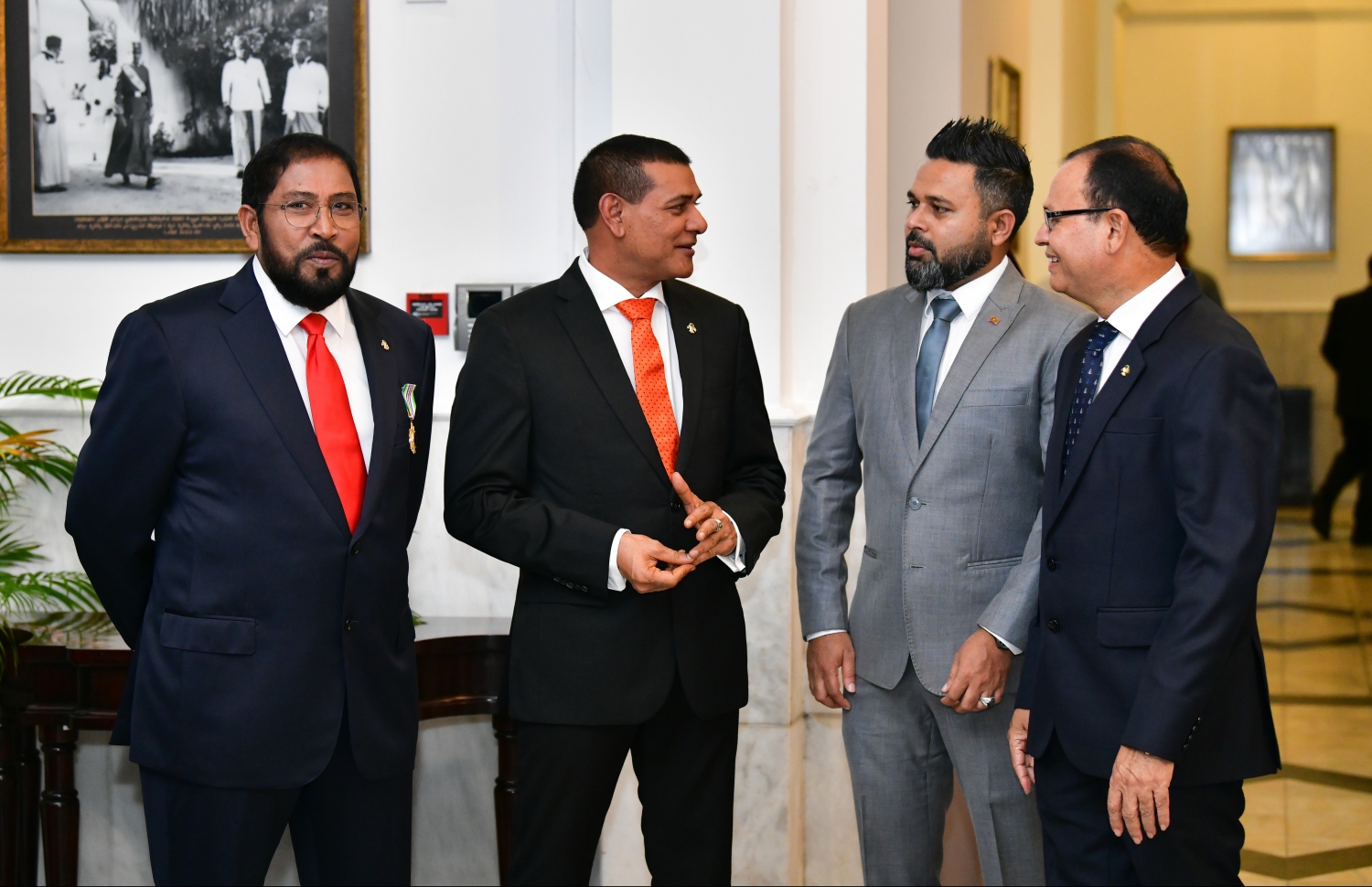 މީދޫ ދާއިރާގެ މެމްބަރު އަހުމަދު ސިޔާމް (ކ-3) އަދި މާމިގިލި ދާއިރާގެ މެމްބަރު ގާސިމް އިބްރާހިމް، ނައިފަރު ދާއިރާގެ މެމްބަރު ޝިޔާމް އަދި މަޑުއްވަރީ ދާއިރާގެ މެމްބަރު އާދަމް ޝަރީފް މަޝްވަރާއެއްގައި. --- ފޮޓޯ: ހުސެއިން ވަހީދު/ މިހާރު