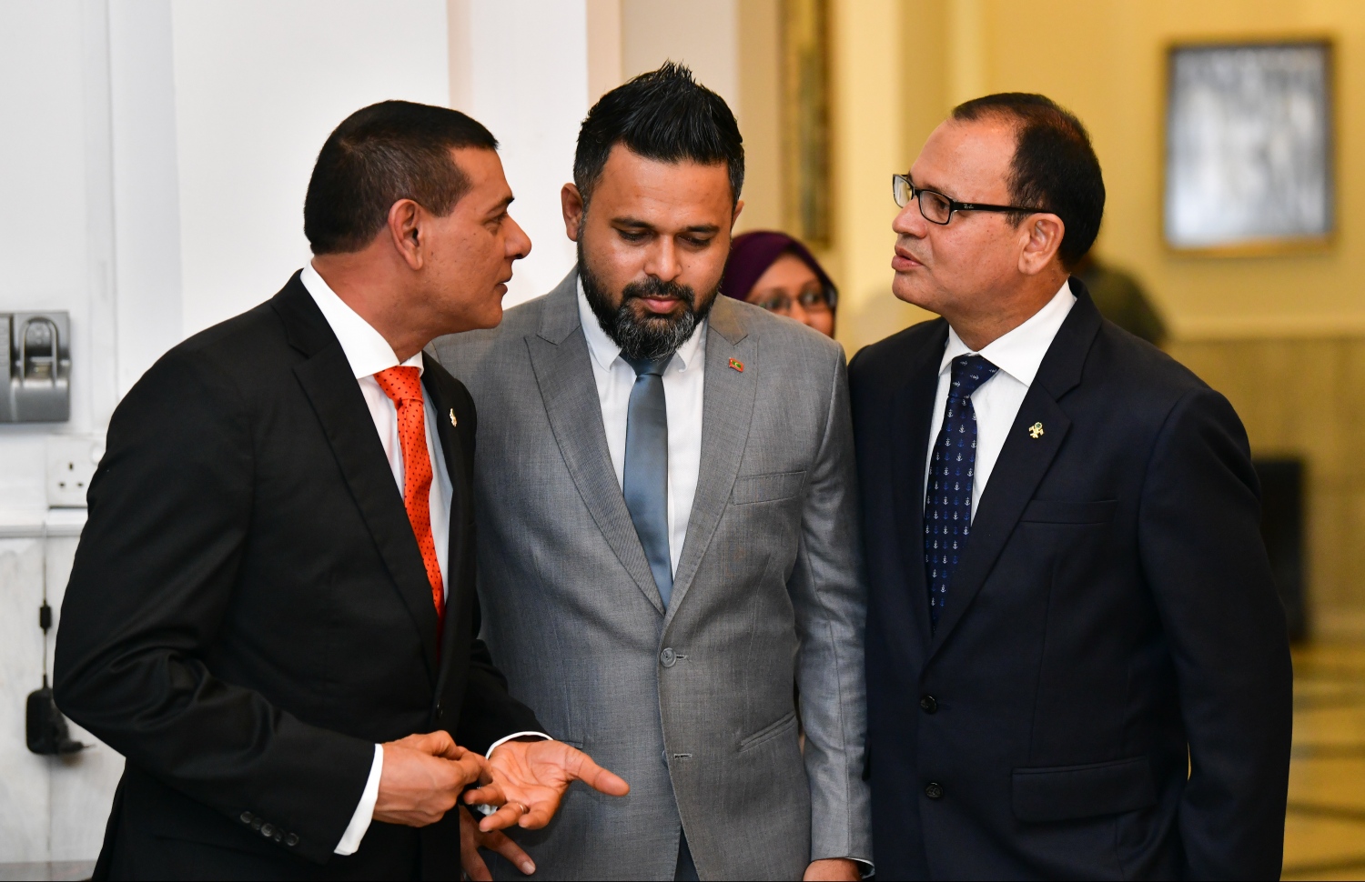 އެމްޑީއޭގެ ލީޑަރު އަހުމަދު ސިޔާމް (ވ) ރައްޔިތުންގެ މަޖިލިހުގެ ނައިފަރު ދާއިރާގެ މެމްބަރު އަހުމަދު ސިޔާމާއި (މ) މަޑުއްވަރީ ދާއިރާގެ މެމްބަރު އާދަމް ޝަރީފާ މަޝްވަރާ ކުރައްވަނީ. --- ފޮޓޯ: ހުސެއިން ވަހީދު/ މިހާރު