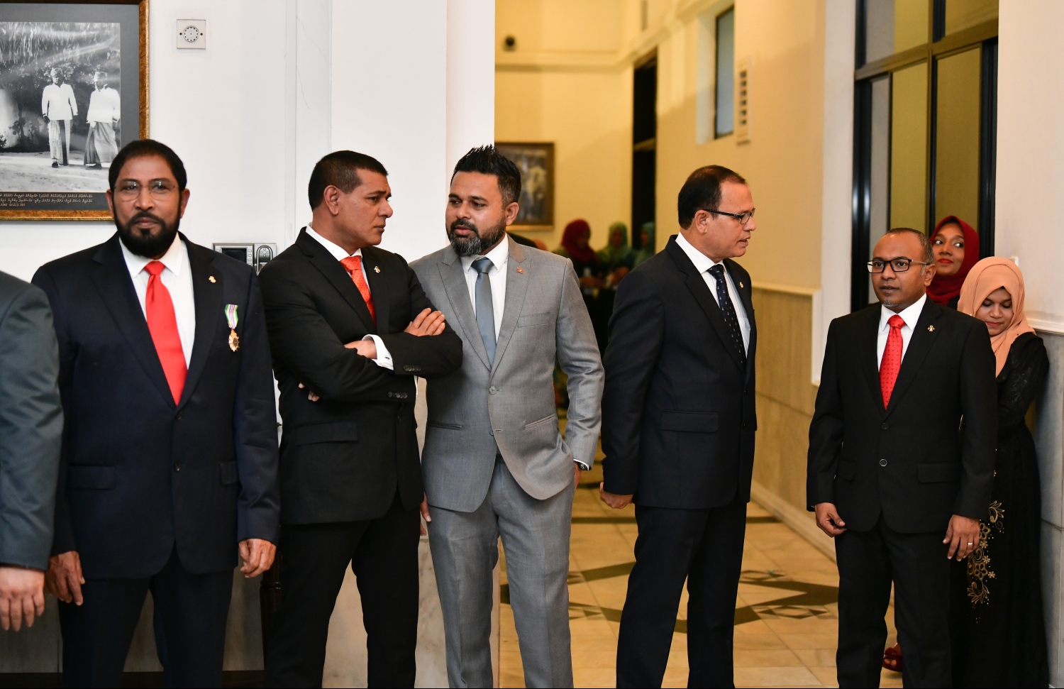 މާލެ: ޖޫން 8، 2019- އިންޑިއާގެ ބޮޑުވަޒީރު ނަރެންދުރަ މޯދީ ރަސްމީ ދަތުރުފުޅެއްގައި ރާއްޖެ ވަޑައިގަތުމަށްފަހު ރައްޔިތުންގެ މަޖިލީހަށް ވަޑައިގަންނަވާތީ އެމަނިކުފާނަށް މަރުހަބާ ދެންނެވުމުން ޕާޓީތަކުގެ ޕީޖީ ލީޑަރުން މަޖިލީހުގެ ގޯތިތެރޭގައި މަޑުކުރައްވައިގެން.---ފޮޓޯ: ހުސައިން ވަހީދު/މިހާރު