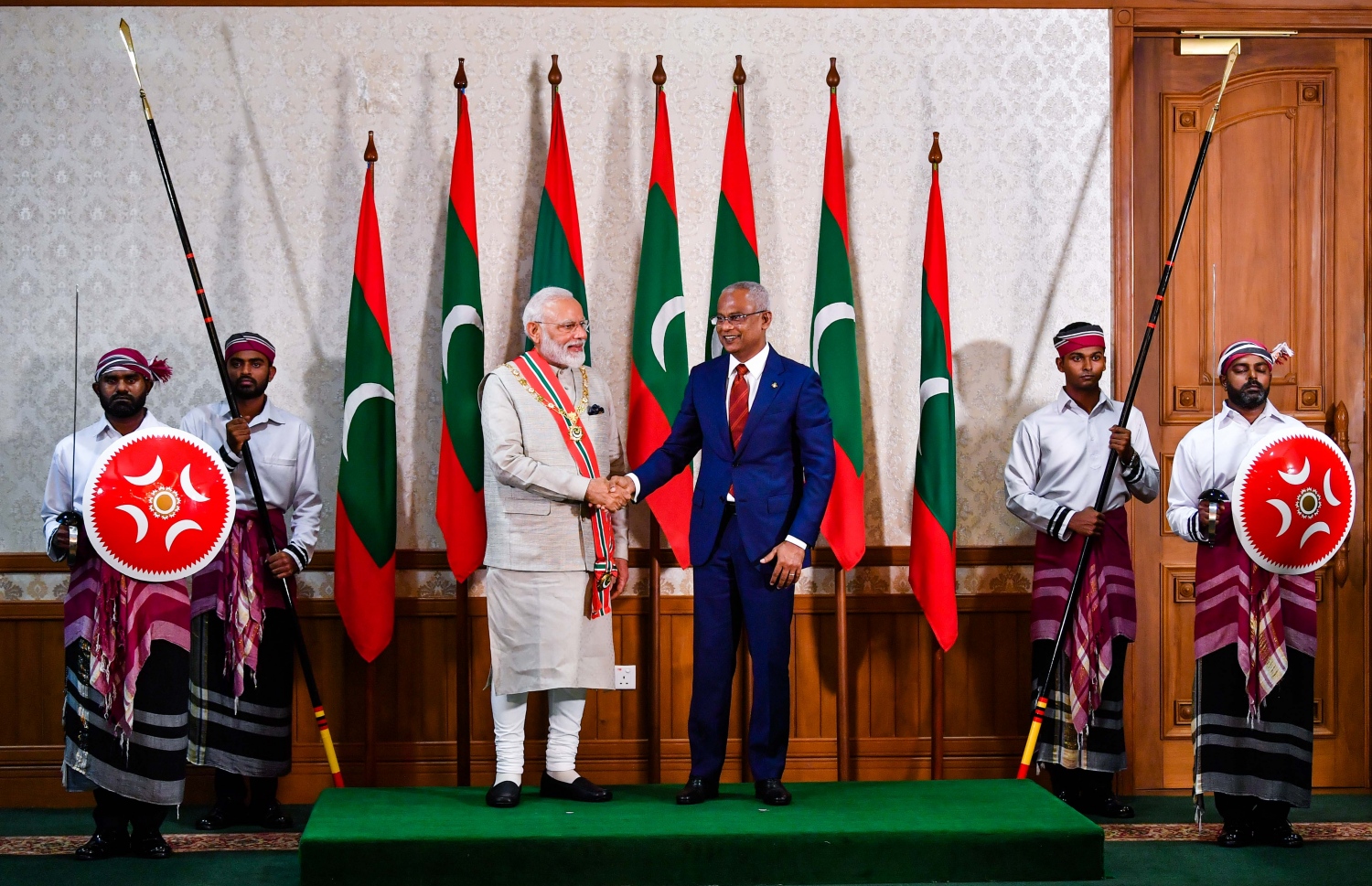 އިންޑިއާގެ ބޮޑުވަޒީރު މޯދީ އަށް ނިޝާން އިއްޒުއްދީންގެ އިއްޒަތުގެ ވެރިކަމުގެ ލަގަބު މިއަދު އެރުވުމަށް ފަހު، އެމަނިކުފާނާ ރައީސް އިބްރާހިމް މުހައްމަދު ސޯލިހް ސަލާމް ކުރައްވަނީ.---ފޮޓޯ: ރައީސް އޮފީސް