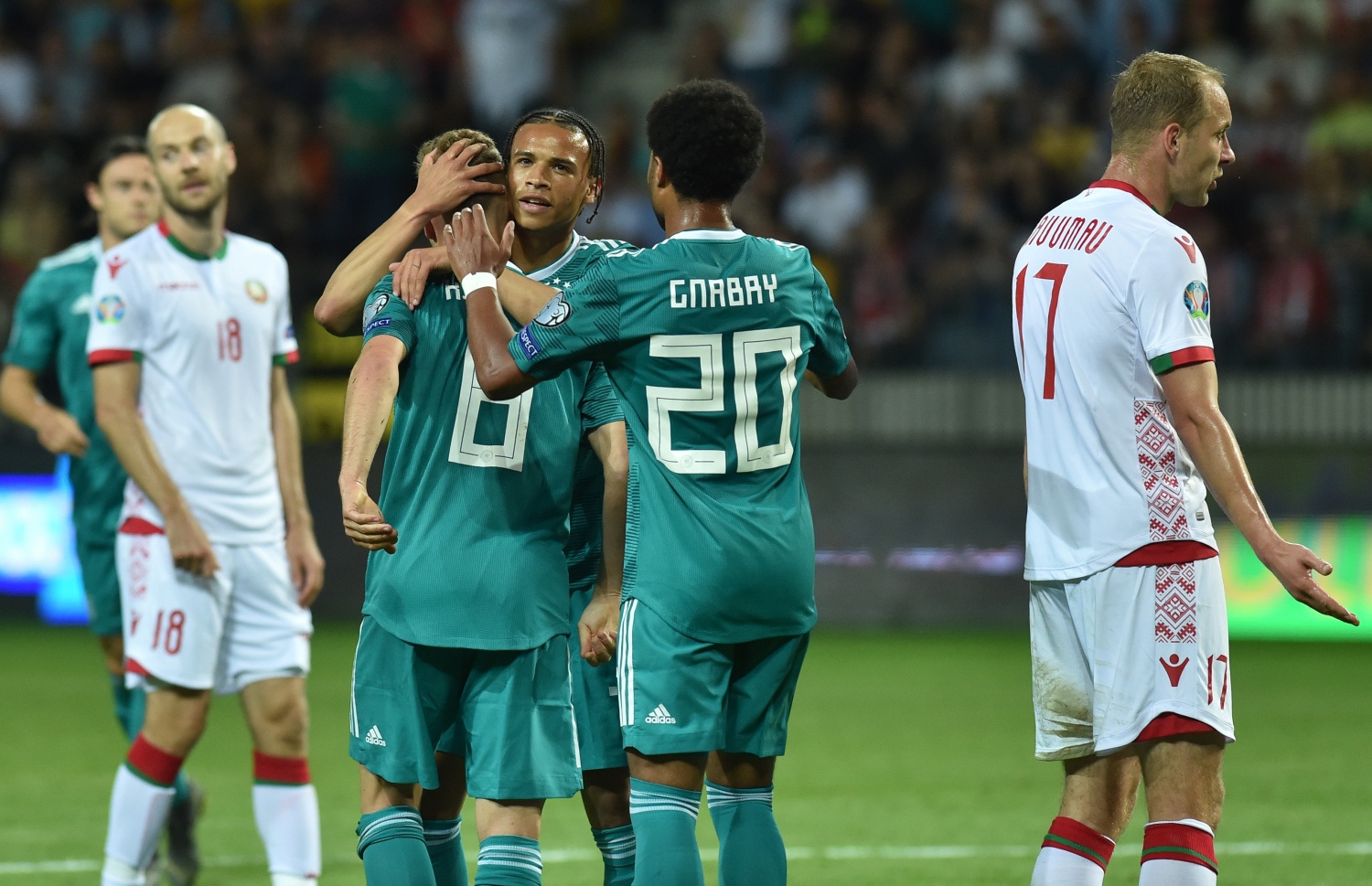 ބެލަރޫސް ކޮޅަށް ގޯލު ޖެހުމަށް ފަހު ޖަރުމަނުގެ ކުޅުންތެރިން އުފާފާޅުކުރަނީ. -- ފޮޓޯ: އޭއެފްޕީ