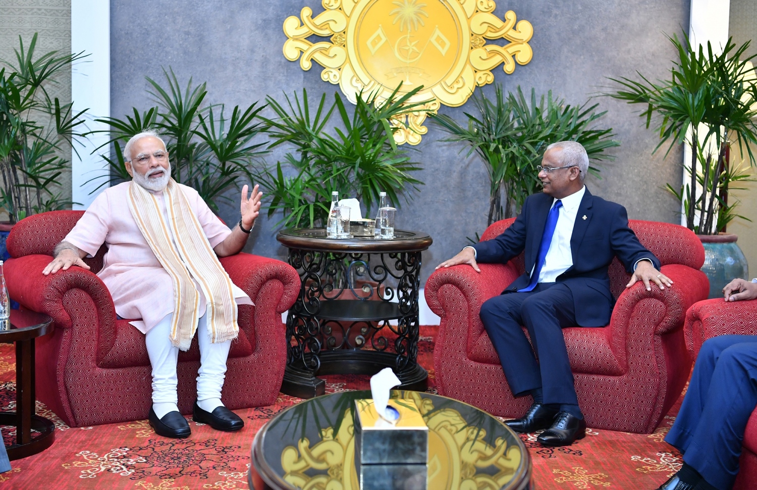 މާލެ: ޖޫން 9، 2019- އިންޑިއާގެ ބޮޑުވަޒީރު ނަރެންދުރަ މޯދީ ރަސްމީ ދަތުރުފުޅެއްގައި ރާއްޖެ ވަޑައިގަތުމަށްފަހު، ފުރާވަޑައިގަތުމުގެ ކުރިން ރައީސް އިބްރާހިމް މުހައްމަދު ސޯލިހު އެމަނިކުފާނާއެކު އެއާޕޯޓުގައި---ފޮޓޯ: ރައީސް އޮފީސް