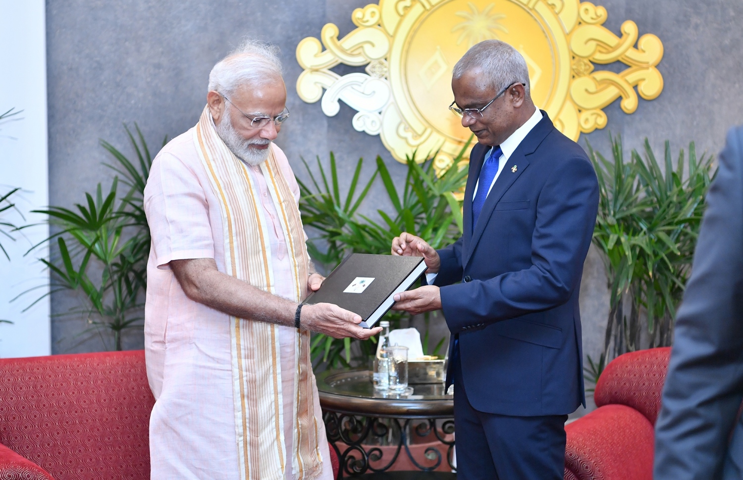 މާލެ: ޖޫން 9، 2019- އިންޑިއާގެ ބޮޑުވަޒީރު ނަރެންދުރަ މޯދީ ރަސްމީ ދަތުރުފުޅެއްގައި ރާއްޖެ ވަޑައިގަތުމަށްފަހު، ފުރާވަޑައިގަތުމުގެ ކުރިން ރައީސް އިބްރާހިމް މުހައްމަދު ސޯލިހާއެކު އެމަނިކުފާނު އެއާޕޯޓުގައި---ފޮޓޯ: ރައީސް އޮފީސް