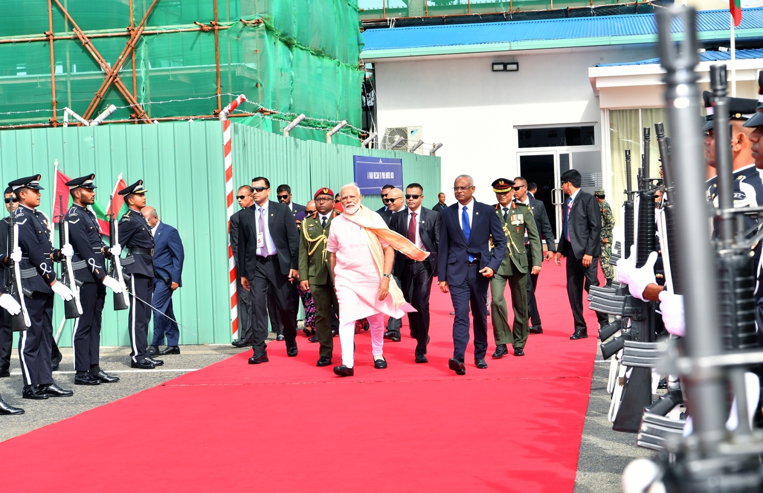 މާލެ: ޖޫން 9، 2019- އިންޑިއާގެ ބޮޑުވަޒީރު ނަރެންދުރަ މޯދީ ރަސްމީ ދަތުރުފުޅެއްގައި ރާއްޖެ ވަޑައިގަތުމަށްފަހު، ފުރާވަޑައިގަތުމަށް ރައީސް އިބްރާހިމް މުހައްމަދު ސޯލިހާއެކު އެމަނިކުފާނު ވަޑައިގަންނަވަނީ---ފޮޓޯ: ރައީސް އޮފީސް