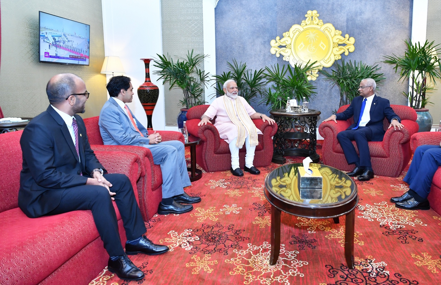 މާލެ: ޖޫން 9، 2019- އިންޑިއާގެ ބޮޑުވަޒީރު ނަރެންދުރަ މޯދީ ރަސްމީ ދަތުރުފުޅެއްގައި ރާއްޖެ ވަޑައިގަތުމަށްފަހު، ފުރާވަޑައިގަތުމުގެ ކުރިން ރައީސް އިބްރާހިމް މުހައްމަދު ސޯލިހުގެ އިތުރުން ސަރުކާރުގެ ބައެއް ވަޒީރުން އެމަނިކުފާނާއެކު އެއާޕޯޓުގައި---ފޮޓޯ: ރައީސް އޮފީސް