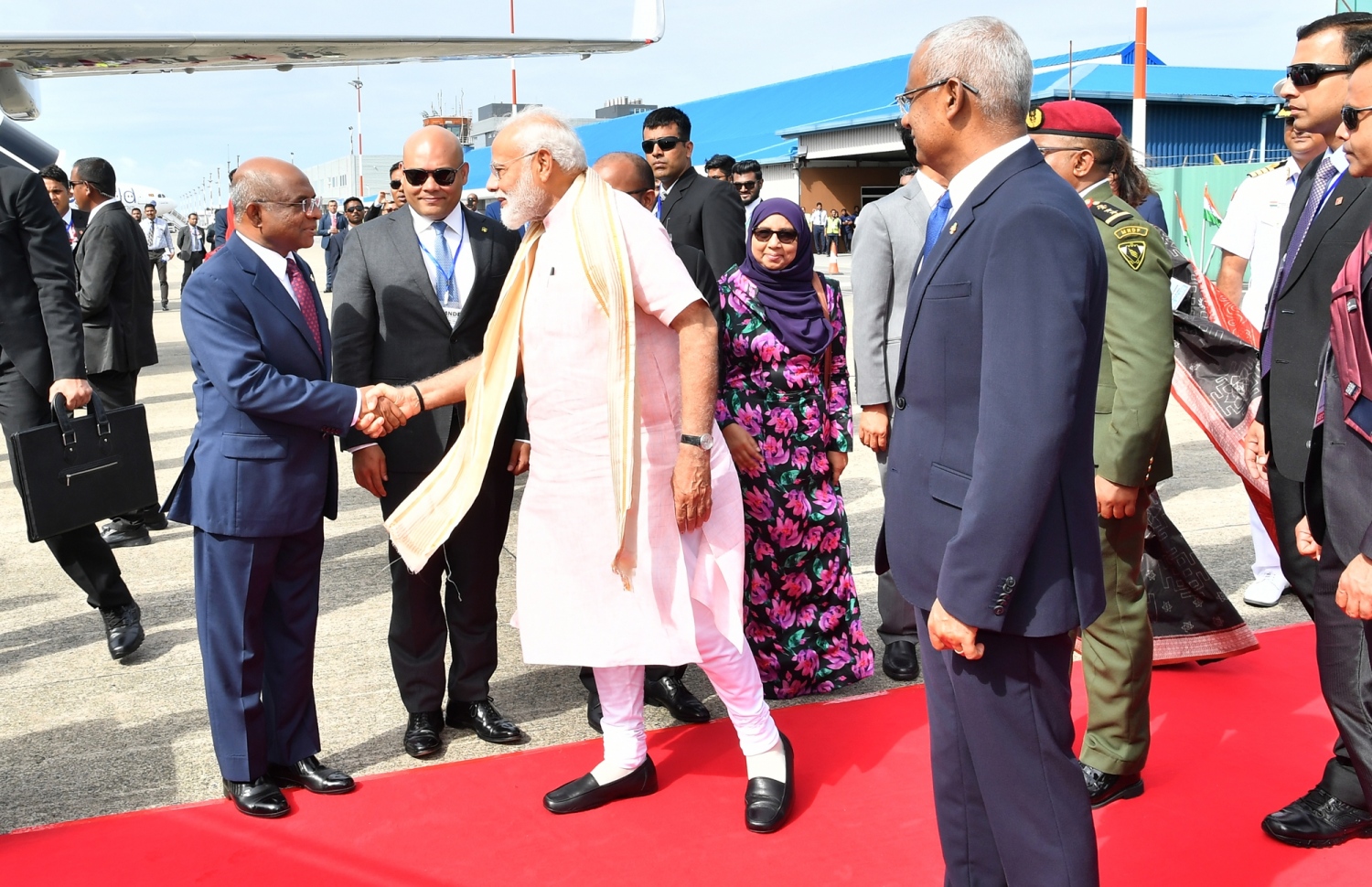 މާލެ: ޖޫން 9، 2019- އިންޑިއާގެ ބޮޑުވަޒީރު ނަރެންދުރަ މޯދީ ރަސްމީ ދަތުރުފުޅެއްގައި ރާއްޖެ ވަޑައިގަތުމަށްފަހު، ފުރާވަޑައިގަތުމުގެ ކުރިން ފޮރިން މިނިސްޓަރު އަބްދުﷲ ޝާހިދު، އެމަނިކުފާނާއި ސަލާމް ކުރައްވަނީ ---ފޮޓޯ: ރައީސް އޮފީސް