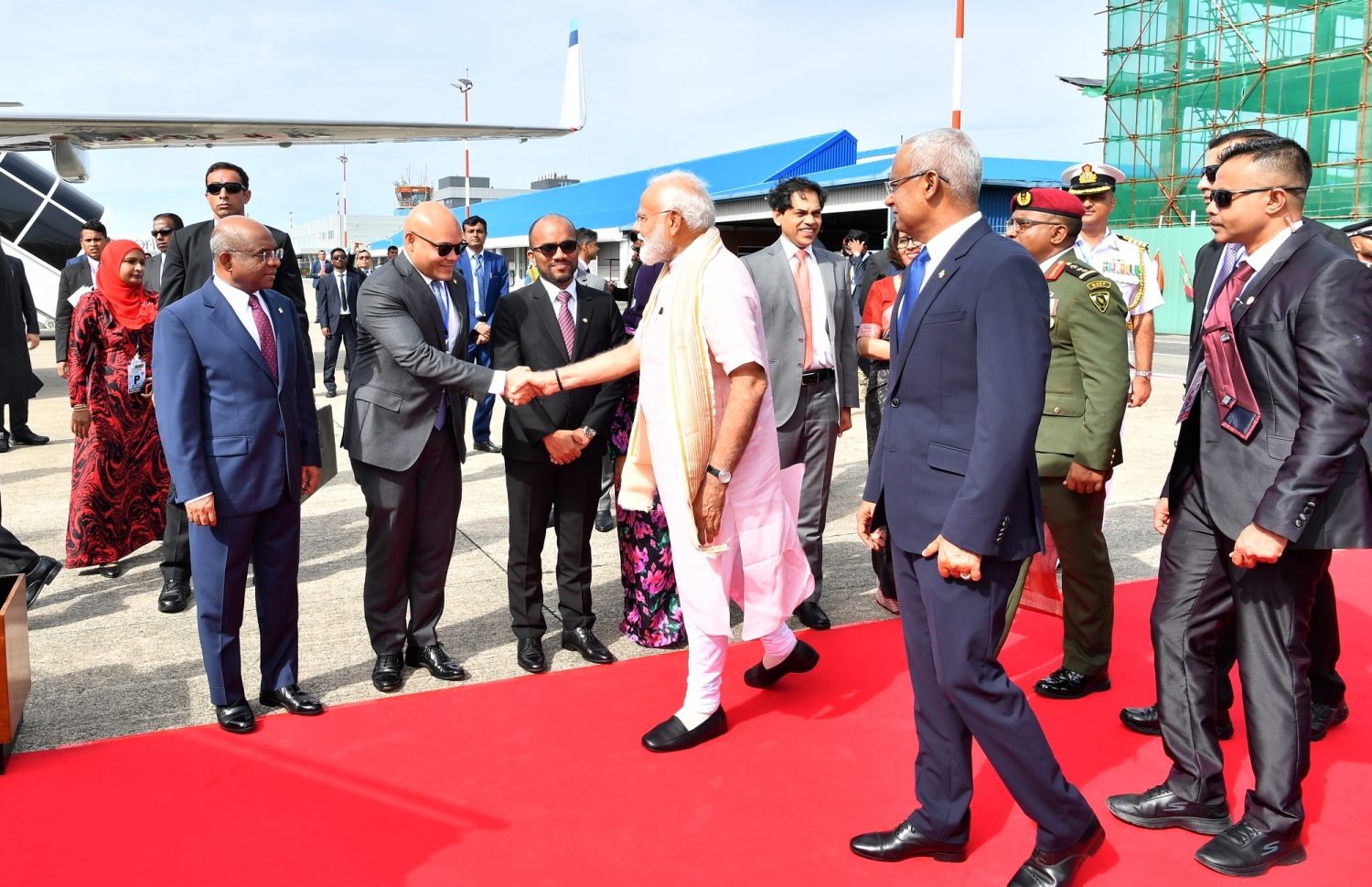 މާލެ: ޖޫން 9، 2019- އިންޑިއާގެ ބޮޑުވަޒީރު ނަރެންދުރަ މޯދީ ރަސްމީ ދަތުރުފުޅެއްގައި ރާއްޖެ ވަޑައިގަތުމަށްފަހު، ފުރާވަޑައިގަތުމުގެ ކުރިން ސަރުކާރުގެ ބައެއް ވަޒީރުން، އެމަނިކުފާނާއި ސަލާމް ކުރައްވަނީ ---ފޮޓޯ: ރައީސް އޮފީސް