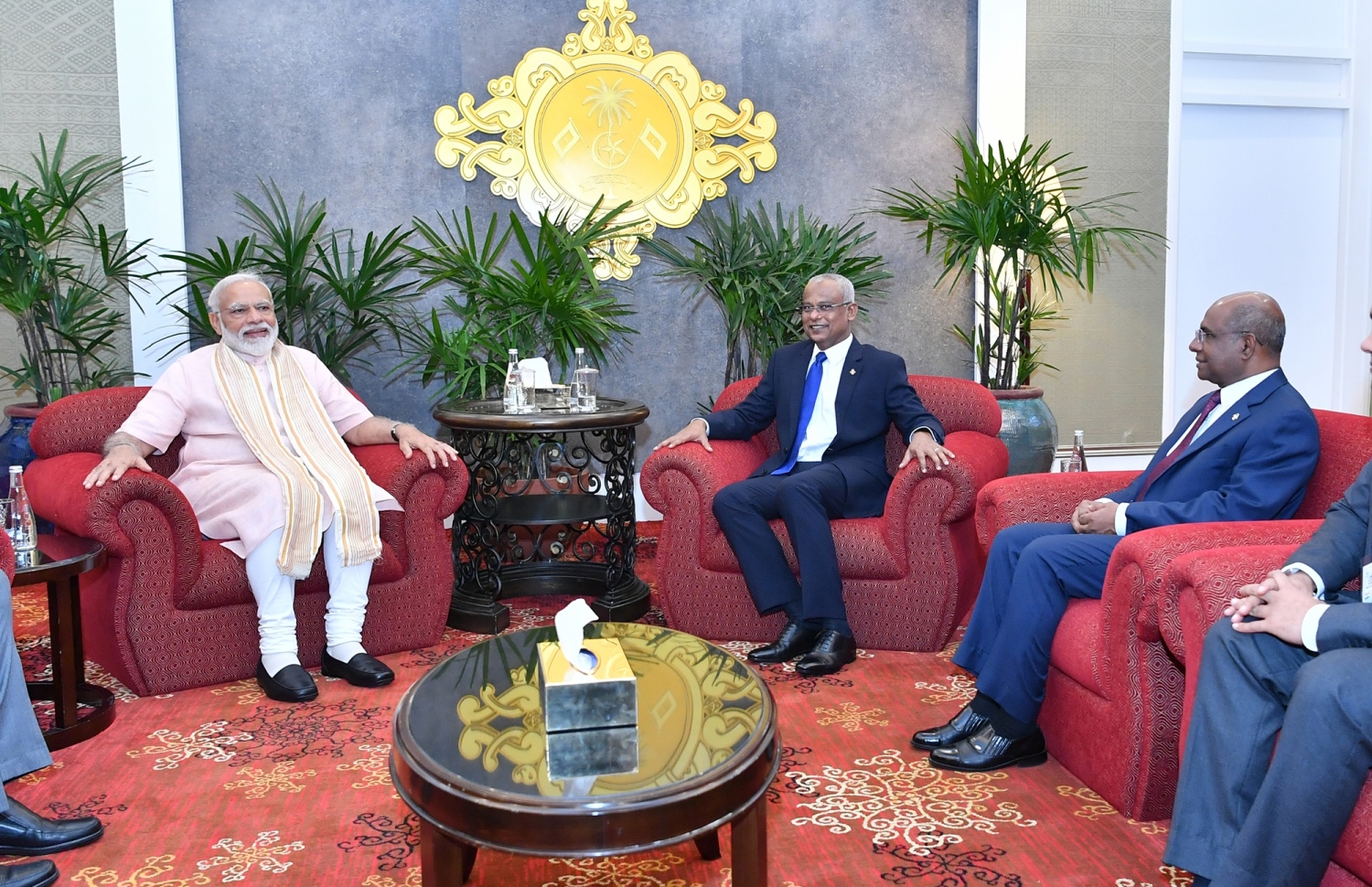 މާލެ: ޖޫން 9، 2019- އިންޑިއާގެ ބޮޑުވަޒީރު ނަރެންދުރަ މޯދީ ރަސްމީ ދަތުރުފުޅެއްގައި ރާއްޖެ ވަޑައިގަތުމަށްފަހު، ފުރާވަޑައިގަތުމުގެ ކުރިން ރައީސް އިބްރާހިމް މުހައްމަދު ސޯލިހުގެ އިތުރުން، ސަރުކާރުގެ ބައެއް ވަޒީރުން އެމަނިކުފާނާއިއެކު އެއާޕޯޓުގައި---ފޮޓޯ: ރައީސް އޮފީސް