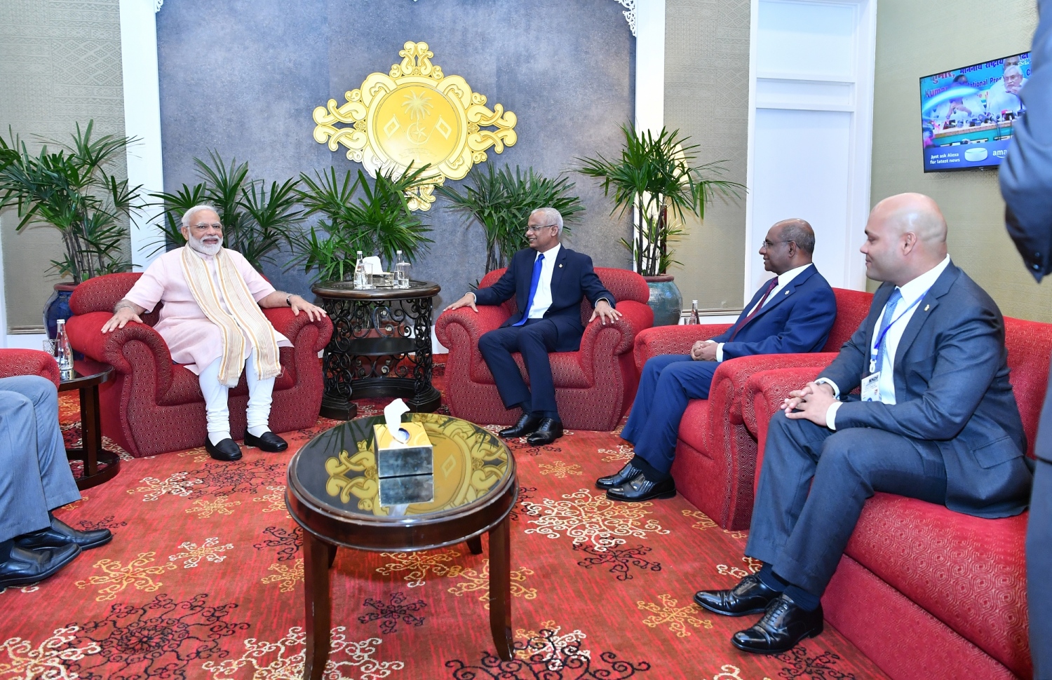 މާލެ: ޖޫން 9، 2019- އިންޑިއާގެ ބޮޑުވަޒީރު ނަރެންދުރަ މޯދީ ރަސްމީ ދަތުރުފުޅެއްގައި ރާއްޖެ ވަޑައިގަތުމަށްފަހު، ފުރާވަޑައިގަތުމުގެ ކުރިން ރައީސް އިބްރާހިމް މުހައްމަދު ސޯލިހުގެ އިތުރުން، ސަރުކާރުގެ ބައެއް ވަޒީރުން އެމަނިކުފާނާއިއެކު އެއާޕޯޓުގައި---ފޮޓޯ: ރައީސް އޮފީސް