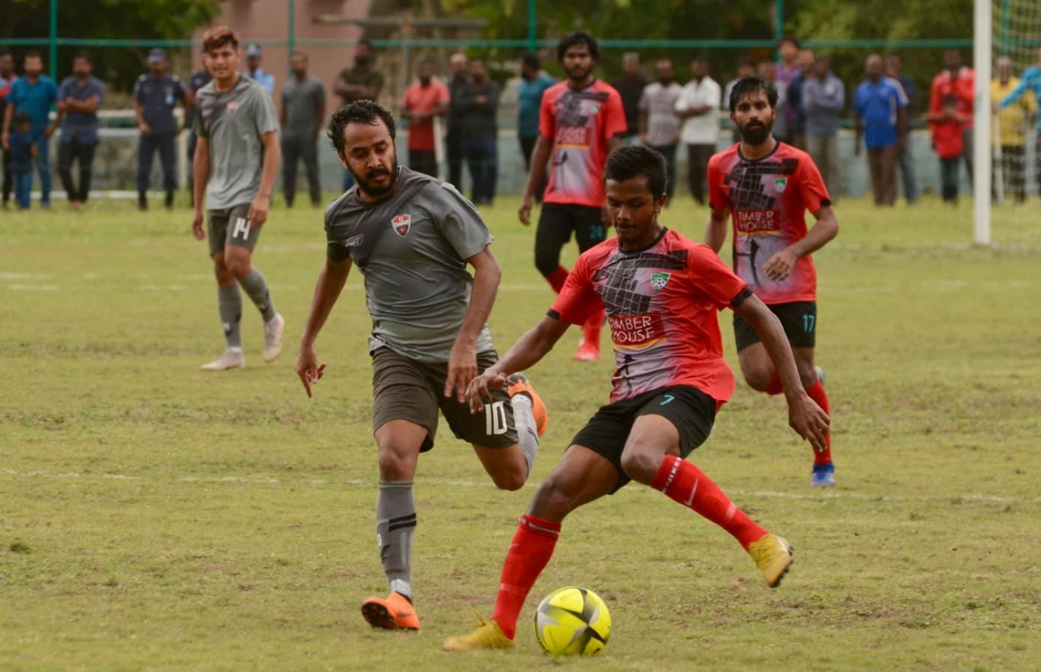 ޗެރިޓީ ޝީލްޑް މެޗުގެ ފުރަތަމަ ލެގުގެ ތެރެއިން ފޯކައިދޫގެ އޮގީ (ކ) ޓީސީގެ އީސަ ކައިރިން ބޯޅަ ހިފައިގެންދާން މަސައްކަތްކުރަނީ. -- ފޮޓޯ: ފޯކައިދޫ އެފްސީ