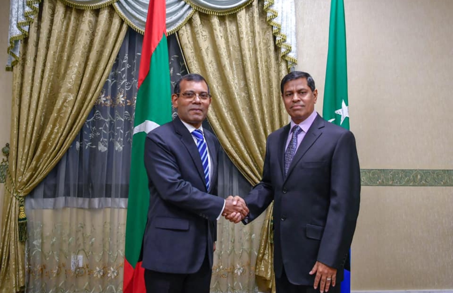 ރައްޔިތުންގެ މަޖިލިހުގެ މި ދައުރަށް ހުވާކުރެއްވުމަށް ފަހު މަޖިލިހުގެ ރައީސް ނަޝީދާއި ރިޒާ ސަލާމް ކުރައްވަނީ.---ފޮޓޯ: މަޖިލިސް