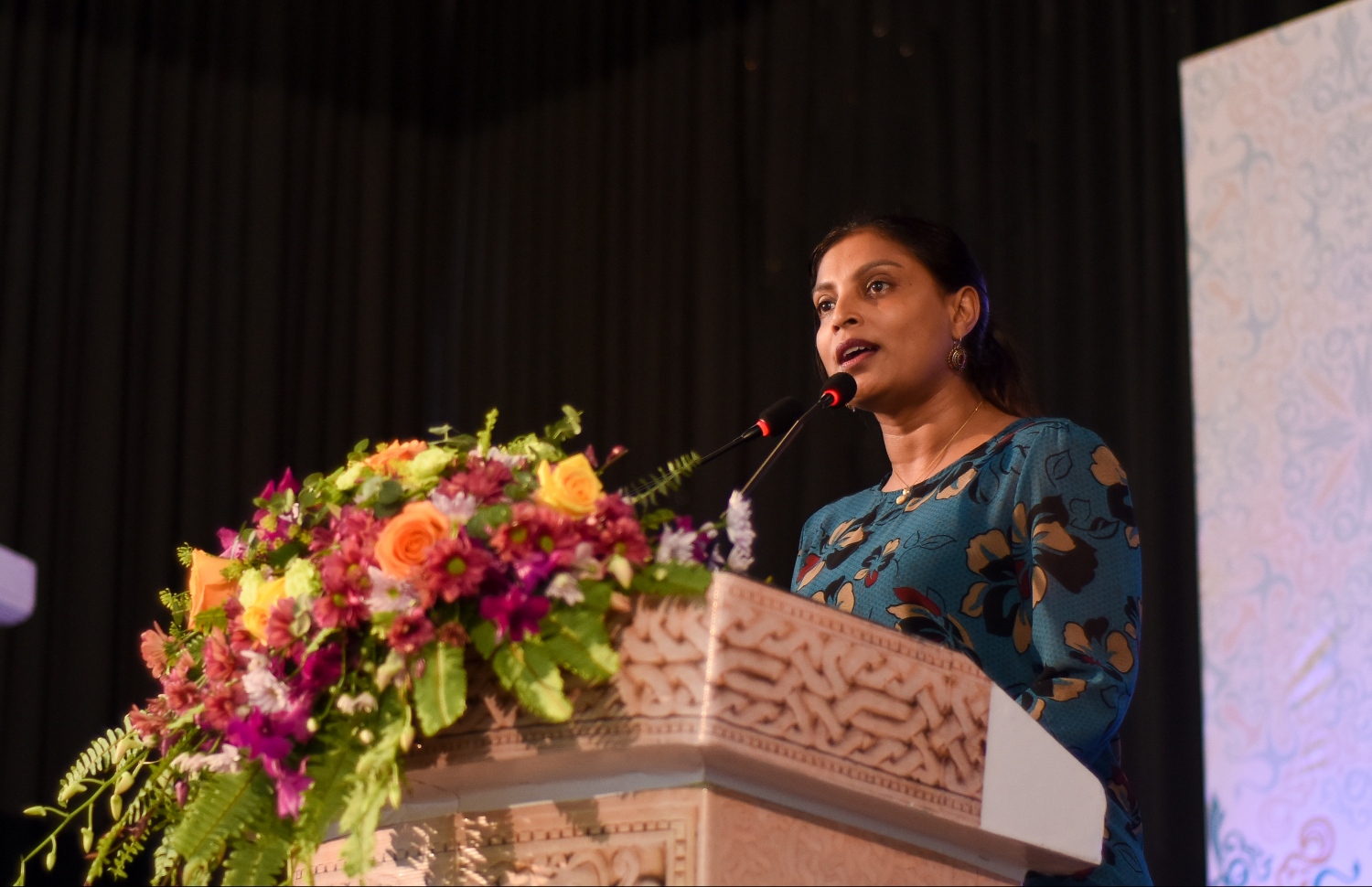 މުޅި ރާއްޖެއަށް ނާސްތާ ޕްރޮގްރާމް ފަށަން ބޭއްވި ރަސްމިއްޔާތުގައި އެޑިއުކޭޝަން މިނިސްޓަރު ޑރ. އައިޝަތު އަލީ ވާހަކަދައްކަވަނީ -- ފޮޓޯ: ހުސެއިން ވަހީދު/މިހާރު