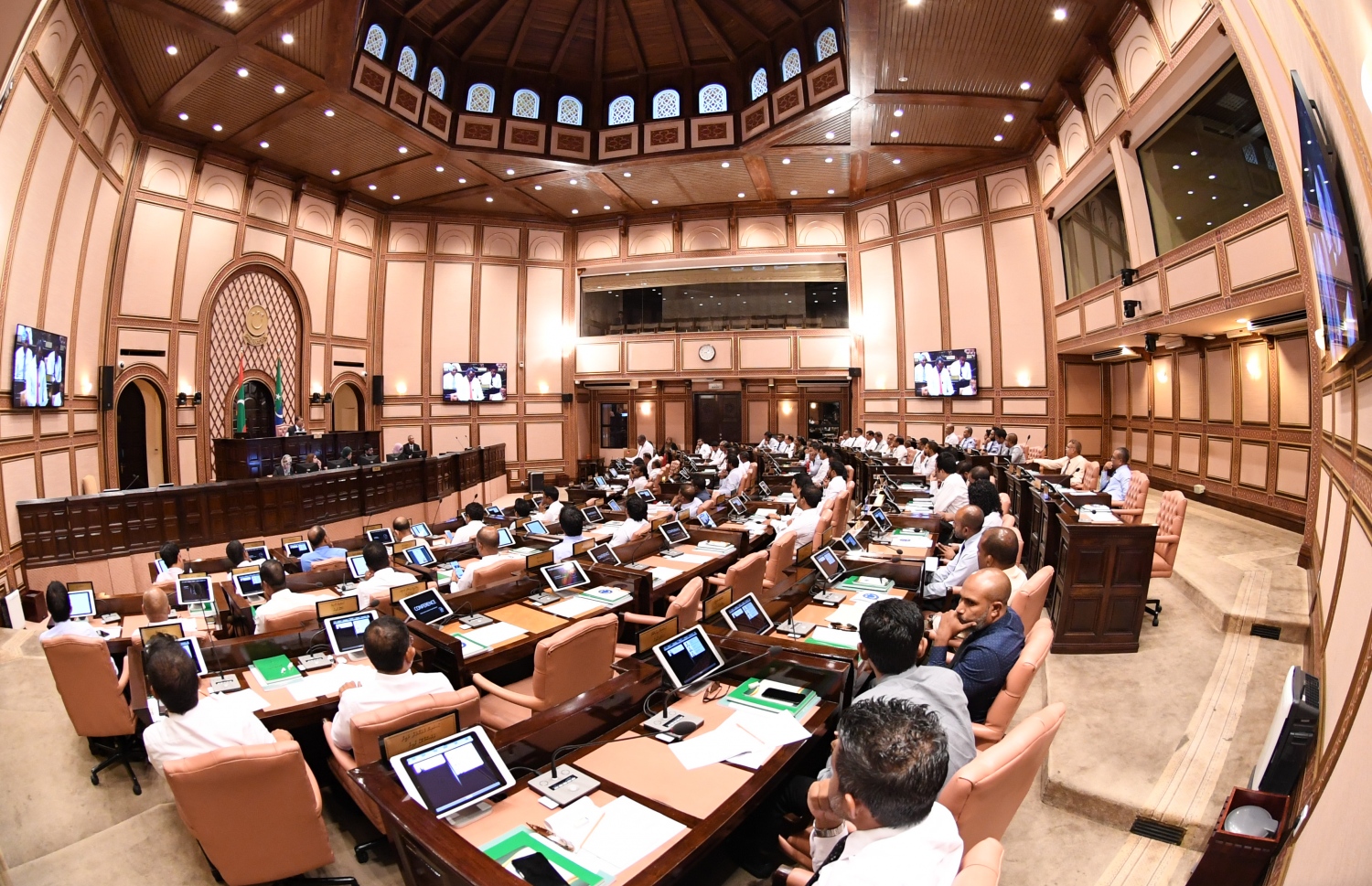 ރައްޔިތުންގެ މަޖިލިހުގެ ޖަލްސާއެއްގައި މެމްބަރުން ބައިވެރިވެވަޑައިގަންނަވަނީ. --- ފޮޓޯ: މަޖިލިސް