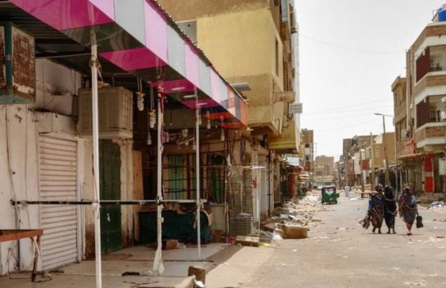 ސޫދާނުގެ ވެރިރަށުގައ ފިހާރަތައް ބަންދުކޮށްފައި: ސިފައިން ބަޑި ޖެހުމުން މިހާތަނަށް 100 އަށް ވުރެ ގިނަ މީހުން ވަނީ މަރުވެފައި.