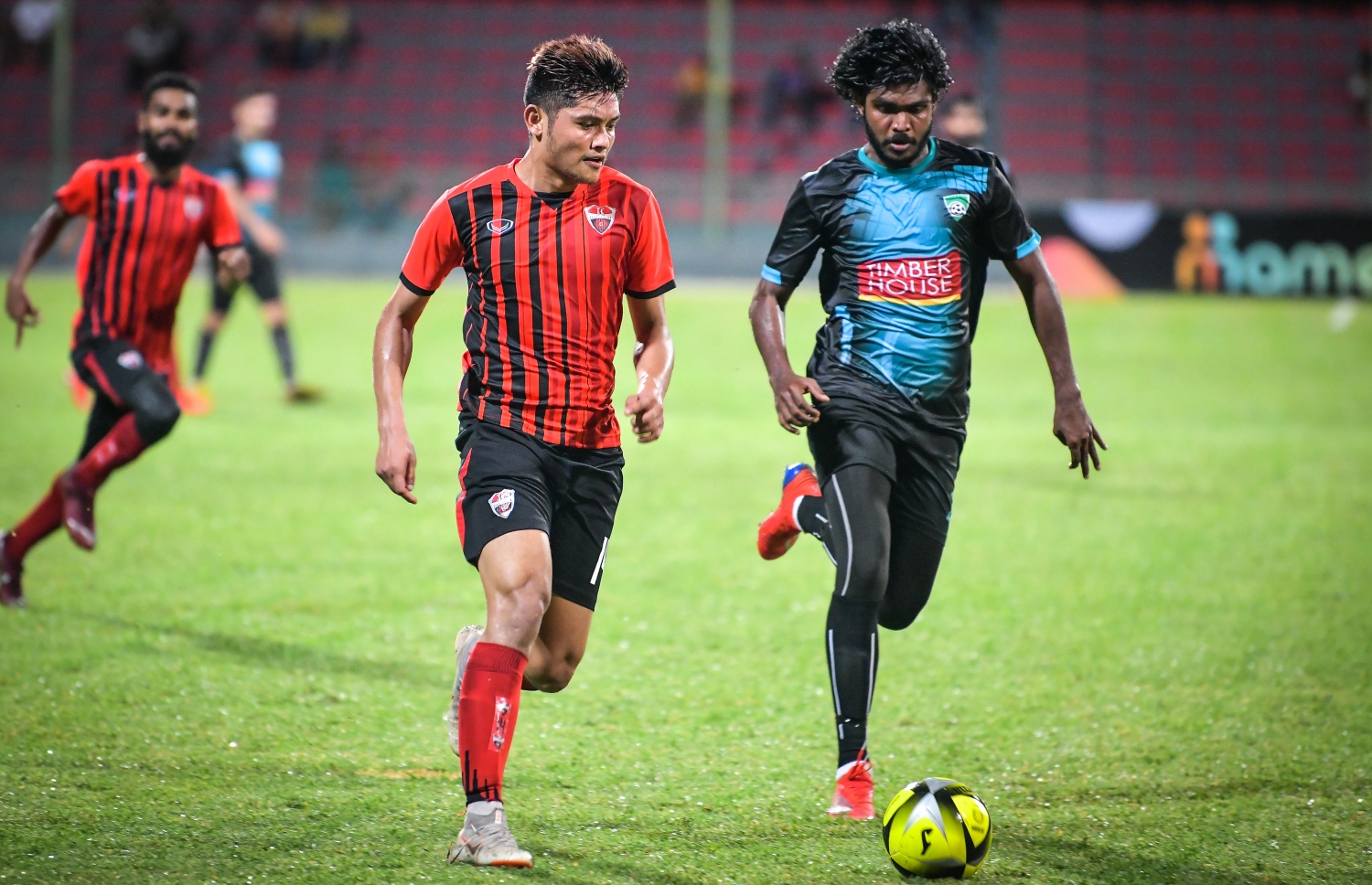 ފޯކައިދޫގެ ހަސީބު (ކ) ކައިރިން ޓީސީގެ ބިމަލް ބޯޅަ ހިފައިގެންދަނީ. -- ފޮޓޯ: ނިޝާން އަލީ/ މިހާރު