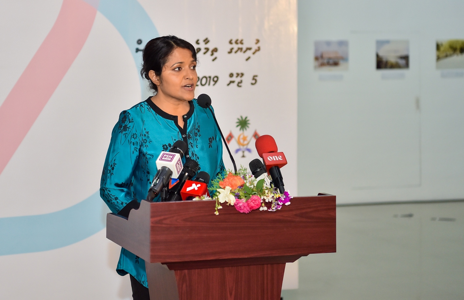 މާލެ: ޖޫން 11، 2019: އެންވާރަމަންޓް މިނިސްޓްރީ އަދި މިނިސްޓްރީ އޮފް އަރޓްސް، ކަލްޗަރ އެންޑް ހެރިޓޭޖް ގުޅިގެން މިއަހަރުގެ ތިމާވެށީގެ ދުވަސް ފާހަގަކުރުމުގެ ގޮތުން "ދިވެހި ތާރީޚުގެ ތެރެއިން ތިމާވެށި" ފޮޓޯ މައުރަޒު ހުޅުވުމަށް ބޭއްވި ހަފުލާއެއްގައި މިނިސްޓްރީ އޮފް އާޓްސް ކަލްޗާ އެންޑް ހެރިޓޭޖުގެ މިނިސްޓަރު ޔުމްނާ މައުމޫން ވާހަކަ ދައްކަވަނީ.-- ފޮޓޯ: ރައީސް އޮފީސް