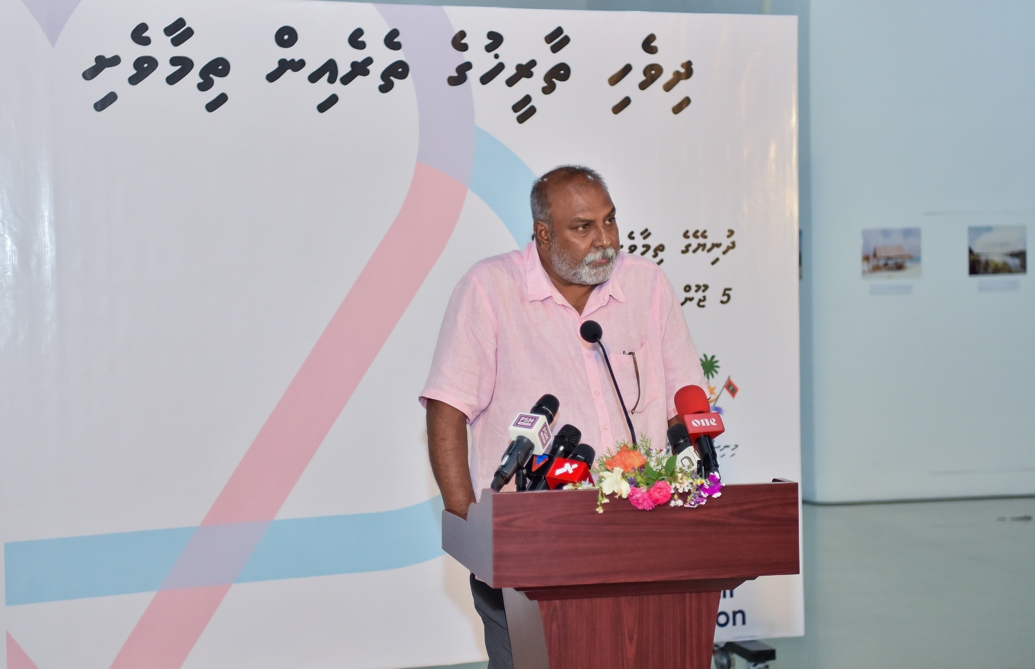 މާލެ: ޖޫން 11، 2019: އެންވާރަމަންޓް މިނިސްޓްރީ އަދި މިނިސްޓްރީ އޮފް އަރޓްސް، ކަލްޗަރ އެންޑް ހެރިޓޭޖް ގުޅިގެން މިއަހަރުގެ ތިމާވެށީގެ ދުވަސް ފާހަގަކުރުމުގެ ގޮތުން "ދިވެހި ތާރީޚުގެ ތެރެއިން ތިމާވެށި" ފޮޓޯ މައުރަޒު ހުޅުވުމަށް ބޭއްވި ހަފުލާއެއްގައި ބޭފުޅަކު ވާހަކަ ދައްކަވަނީ.-- ފޮޓޯ: ރައީސް އޮފީސް