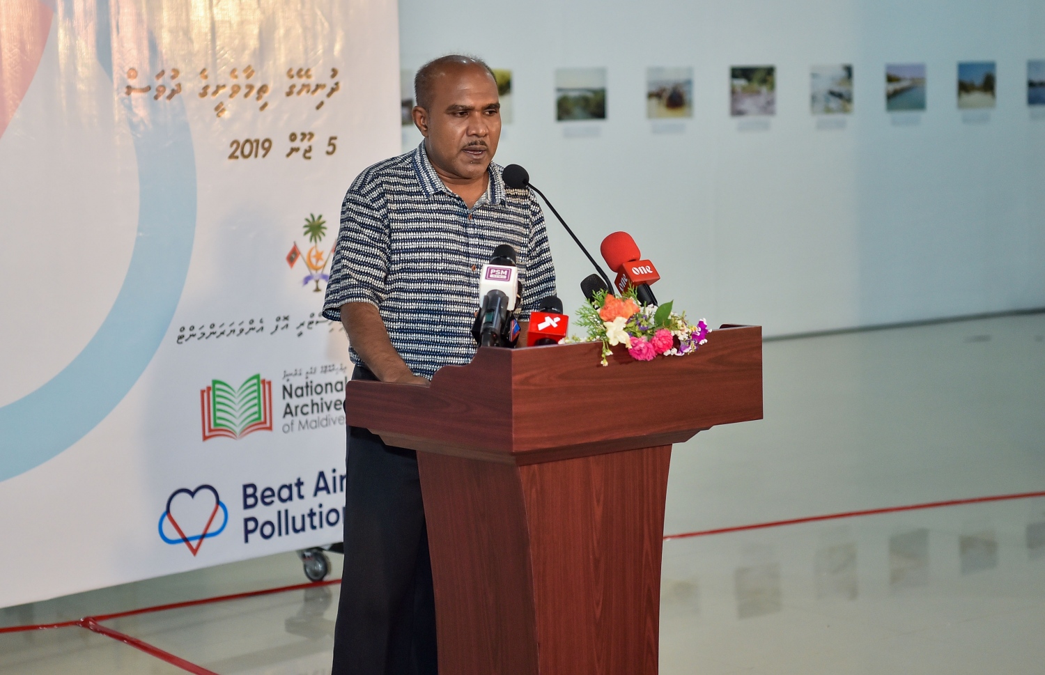 މާލެ: ޖޫން 11، 2019: އެންވާރަމަންޓް މިނިސްޓްރީ އަދި މިނިސްޓްރީ އޮފް އަރޓްސް، ކަލްޗަރ އެންޑް ހެރިޓޭޖް ގުޅިގެން މިއަހަރުގެ ތިމާވެށީގެ ދުވަސް ފާހަގަކުރުމުގެ ގޮތުން "ދިވެހި ތާރީޚުގެ ތެރެއިން ތިމާވެށި" ފޮޓޯ މައުރަޒު ހުޅުވުމަށް ބޭއްވި ހަފުލާއެއްގައި ޝާތިރު ވާހަކަ ދައްވަނީ.-- ފޮޓޯ: ރައީސް އޮފީސް