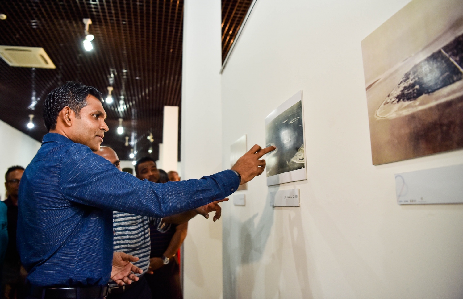 މާލެ: ޖޫން 11، 2019: އެންވާރަމަންޓް މިނިސްޓްރީ އަދި މިނިސްޓްރީ އޮފް އަރޓްސް، ކަލްޗަރ އެންޑް ހެރިޓޭޖް ގުޅިގެން މިއަހަރުގެ ތިމާވެށީގެ ދުވަސް ފާހަގަކުރުމުގެ ގޮތުން "ދިވެހި ތާރީޚުގެ ތެރެއިން ތިމާވެށި" ފޮޓޯ މައުރަޒު ހުޅުވުމަށް ބޭއްވި ހަފުލާއެއްގައި ނައިބު ރައީސް ފައިސަލް ނަސީމް، އެ މައުރަޒުގައި ހުރި ބައެއް ފޮޓޯތައް ބައްލަވާލައްވަނީ.-- ފޮޓޯ: ރައީސް އޮފީސް