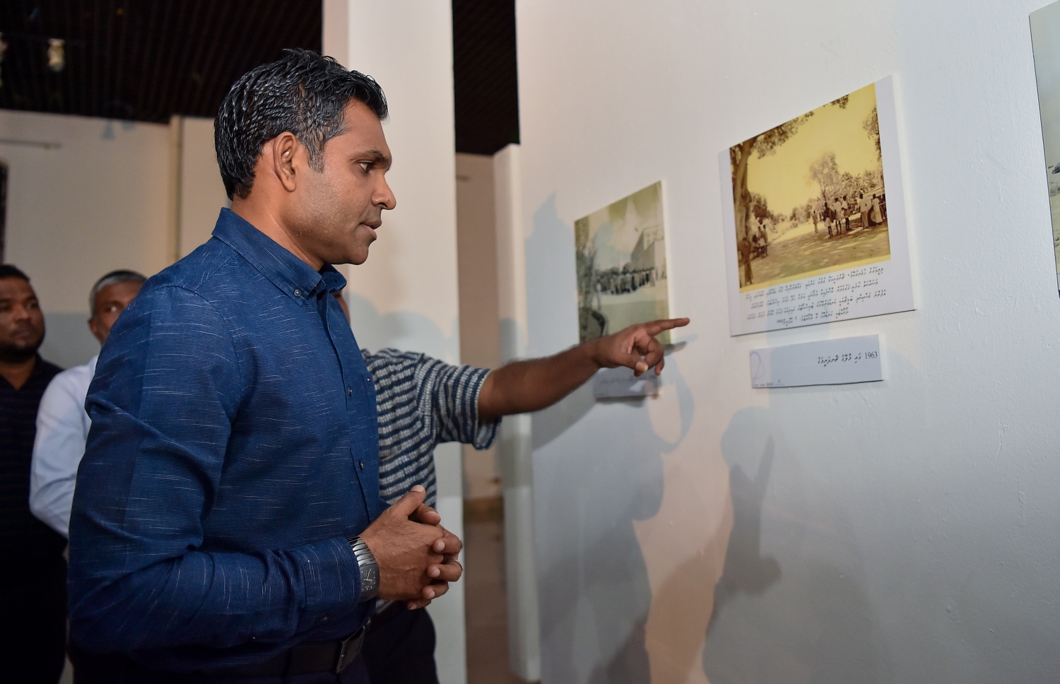 މާލެ: ޖޫން 11، 2019: އެންވާރަމަންޓް މިނިސްޓްރީ އަދި މިނިސްޓްރީ އޮފް އަރޓްސް، ކަލްޗަރ އެންޑް ހެރިޓޭޖް ގުޅިގެން މިއަހަރުގެ ތިމާވެށީގެ ދުވަސް ފާހަގަކުރުމުގެ ގޮތުން "ދިވެހި ތާރީޚުގެ ތެރެއިން ތިމާވެށި" ފޮޓޯ މައުރަޒު ހުޅުވުމަށް ބޭއްވި ހަފުލާއެއްގައި ނައިބު ރައީސް ފައިސަލް ނަސީމް، އެ މައުރަޒުގައި ހުރި ބައެއް ފޮޓޯތައް ބައްލަވާލައްވަނީ.-- ފޮޓޯ: ރައީސް އޮފީސް