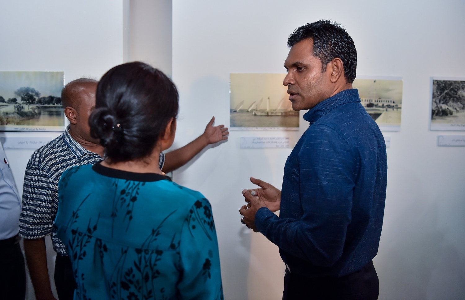 މާލެ: ޖޫން 11، 2019: އެންވާރަމަންޓް މިނިސްޓްރީ އަދި މިނިސްޓްރީ އޮފް އަރޓްސް، ކަލްޗަރ އެންޑް ހެރިޓޭޖް ގުޅިގެން މިއަހަރުގެ ތިމާވެށީގެ ދުވަސް ފާހަގަކުރުމުގެ ގޮތުން "ދިވެހި ތާރީޚުގެ ތެރެއިން ތިމާވެށި" ފޮޓޯ މައުރަޒު ހުޅުވުމަށް ބޭއްވި ހަފުލާއެއްގައި ނައިބު ރައީސް ފައިސަލް ނަސީމް، އެ މައުރަޒުގއި ހުރި ބައެއް ފޮޓޯތައް ބައްލަވާލައްވަނީ.-- ފޮޓޯ: ރައީސް އޮފީސް