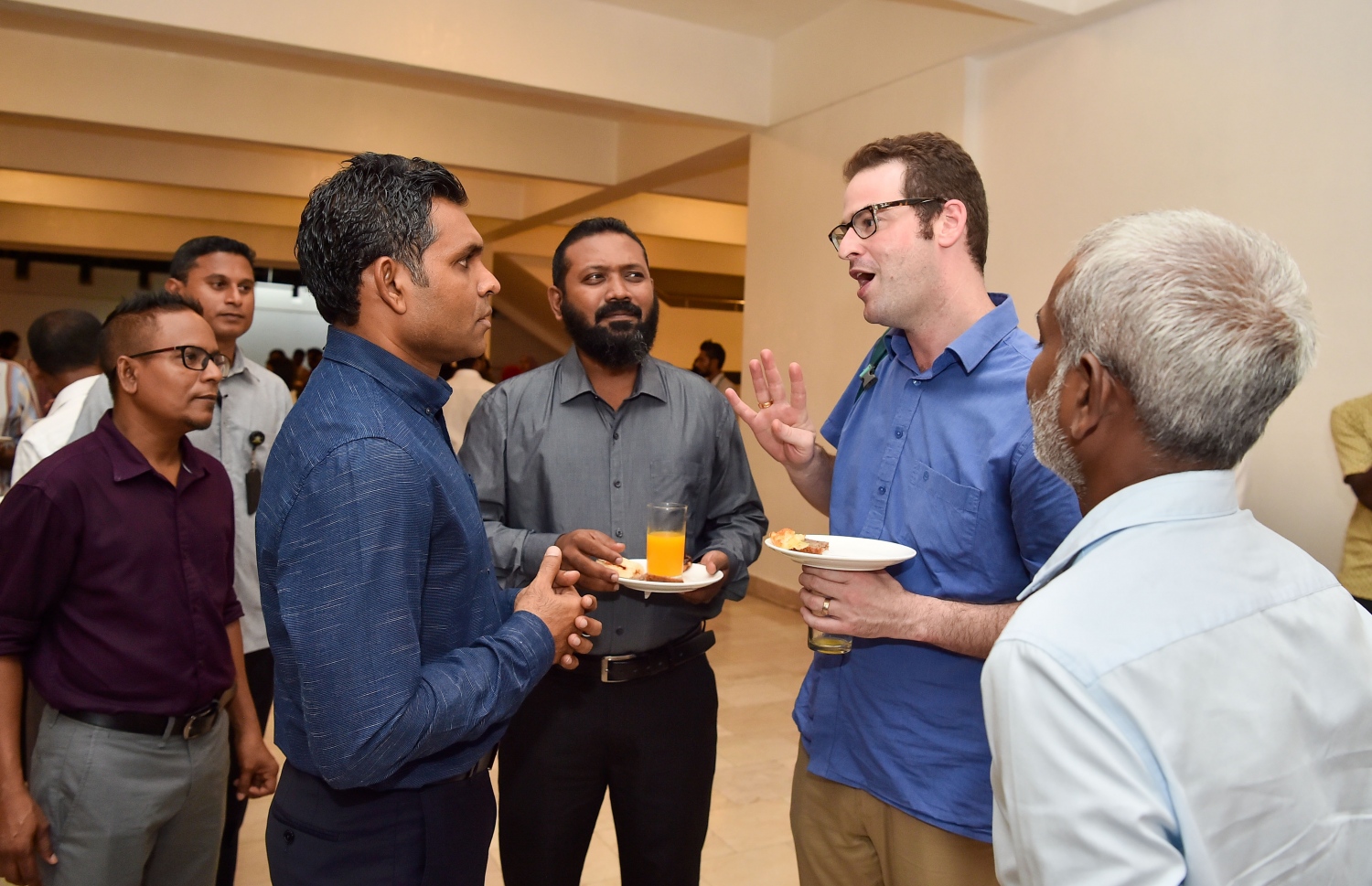 މާލެ: ޖޫން 11، 2019: އެންވާރަމަންޓް މިނިސްޓްރީ އަދި މިނިސްޓްރީ އޮފް އަރޓްސް، ކަލްޗަރ އެންޑް ހެރިޓޭޖް ގުޅިގެން މިއަހަރުގެ ތިމާވެށީގެ ދުވަސް ފާހަގަކުރުމުގެ ގޮތުން "ދިވެހި ތާރީޚުގެ ތެރެއިން ތިމާވެށި" ފޮޓޯ މައުރަޒު ހުޅުވުމަށް ބޭއްވި ހަފުލާއެއްގައި ނައިބު ރައީސް ފައިސަލް ނަސީމް ބައިވެރިވެ ވަޑައިގަންނަވަނީ.-- ފޮޓޯ: ރައީސް އޮފީސް