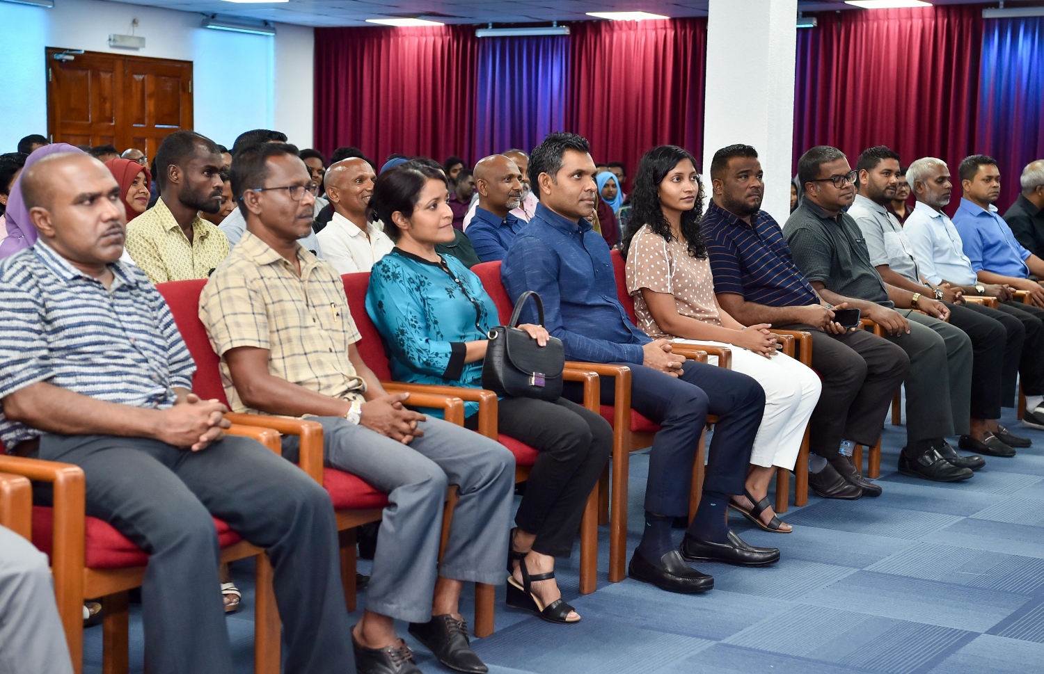 މާލެ: ޖޫން 11، 2019: އެންވާރަމަންޓް މިނިސްޓްރީ އަދި މިނިސްޓްރީ އޮފް އަރޓްސް، ކަލްޗަރ އެންޑް ހެރިޓޭޖް ގުޅިގެން މިއަހަރުގެ ތިމާވެށީގެ ދުވަސް ފާހަގަކުރުމުގެ ގޮތުން "ދިވެހި ތާރީޚުގެ ތެރެއިން ތިމާވެށި" ފޮޓޯ މައުރަޒު ހުޅުވުމަށް ބޭއްވި ހަފުލާއެއްގައި ނައިބު ރައީސް ފައިސަލް ނަސީމް ބައިވެރިވެ ވަޑައިގަންނަވަނީ.-- ފޮޓޯ: ރައީސް އޮފީސް