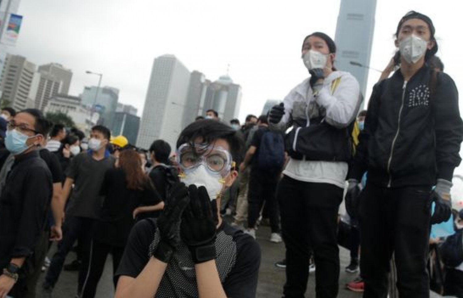 ހޮންގް ކޮންގްގައި ކުރިއަށް ދާ މުޒާހަރާގެ ބައެއް ބައިވެރިން ފުލުހުން ބޭނުންކޮށްފާނެ ބާރަކަށް ތައްޔާރުވެގެން