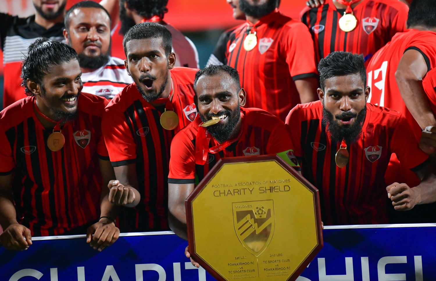 ޓީސީގެ ކެޕްޓަން ފައްރަ (މ) ޝީލްޑް ހިފައިގެން އުފާފާޅުކުރަނީ. -- ފޮޓޯ؛ ނިޝާން އަލީ/ މިހާރު