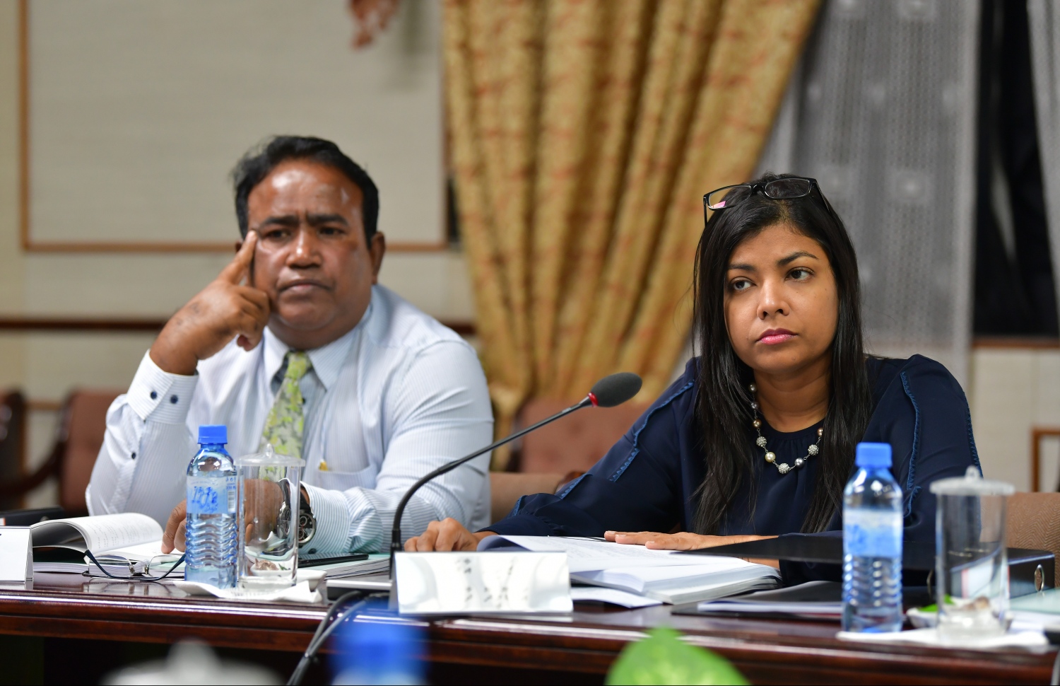 އައްޑޫ މީދޫ ދާއިރާގެ މެމްބަރު ރޮޒެއިނާ އާދަމް މަޖިލިހުގެ ކޮމިޓީއެއްގައި. --- ފޮޓޯ: މިހާރު